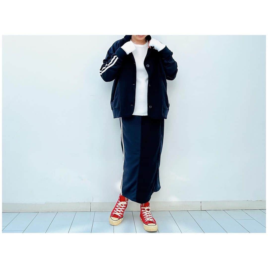 李ヒャンさんのインスタグラム写真 - (李ヒャンInstagram)「Sporty jk(navy) Sporty wrap skirt(navy) Thermal long t(white) カジュアル過ぎずに着ていただけるようにJKにリメイク。 ジャージの良さは生かしながらカシミア混のリサイクルウールの生地を使っています。 チクチク感もほとんどなく軽量でシワもあまり気にならず着ていただけます。 ボトムはジャージパンツをウェストをお好きに調節してきていただけるようにラップスカートにリメイク。 スッキリとしたシルエットで細見え効果ありです。 お袖のリプが長いサーマルとの相性も👍  *予約特典ありの予約会は17日(月)21時までです。 #fashion #style #ootd #outfits #remake #jersey #thermal #herfee #herfee2023aw #herfee_official」4月11日 11時26分 - 73hyang
