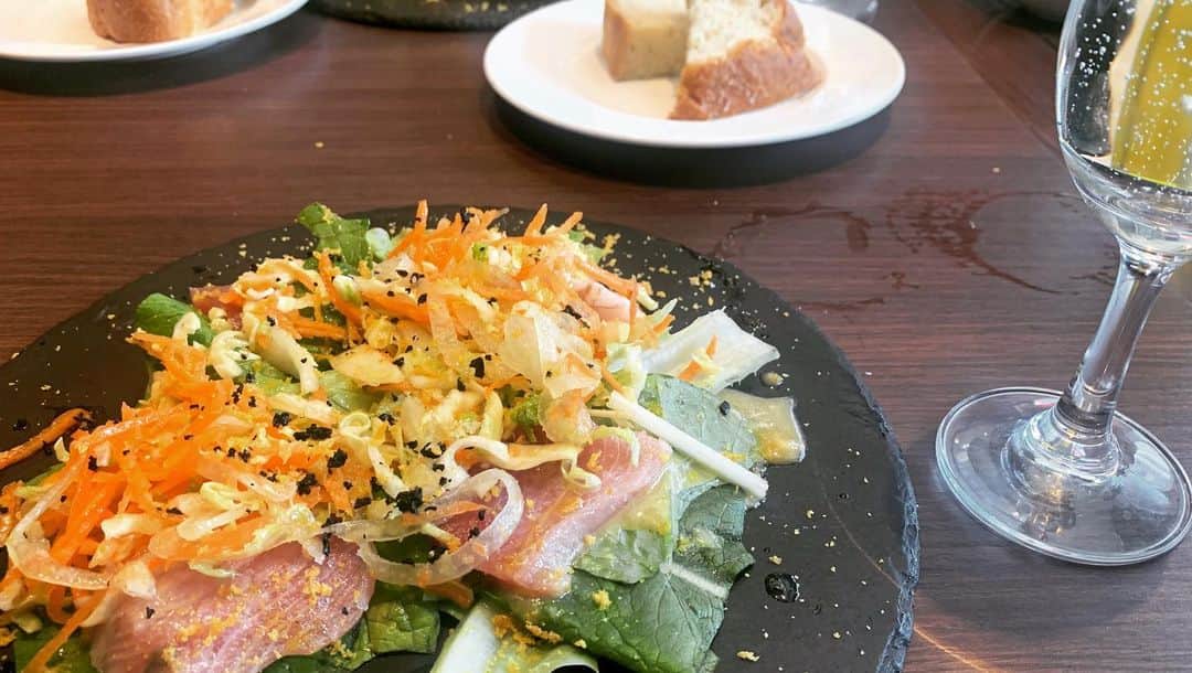 瀬口えりなさんのインスタグラム写真 - (瀬口えりなInstagram)「🍽🇮🇹  まあこちゃんと歌舞伎町のイタリアン「トラットリアクイント」まで食べに言ってた🍀🥰💕  ウェルカムスパークリングのめたし、 前菜のカルパッチョが大好きすぎた！！  ランチとは思えぬボリューミィで大満足でした✨  お子さん連れで女子会してる方や、リモートワークしてる人もいたりして、 歌舞伎町とは思えない穏やかな時間でした✨  ✼••┈┈••✼••┈┈••✼••┈┈••✼••┈┈••✼  PR @trattoria_quinto #トラットリアクイント #新宿ランチ #新宿グルメ #新宿イタリアン #東京グルメ #日替わりメニュー  ✼••┈┈••✼••┈┈••✼••┈┈••✼••┈┈••✼」4月11日 11時27分 - seguchierina
