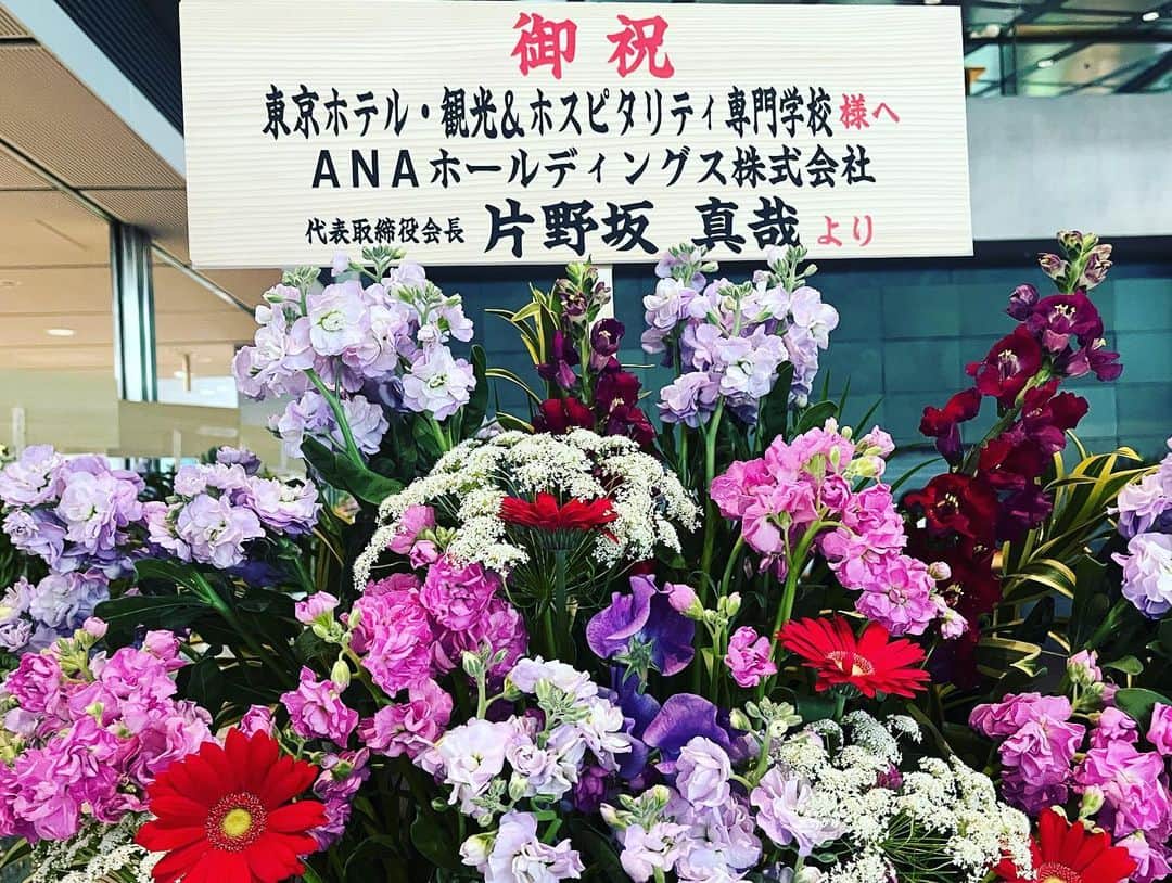 tsmshibuya_datokyoさんのインスタグラム写真 - (tsmshibuya_datokyoInstagram)「🌸23年度 入学式🌸 本日！東京国際フォーラムは、DATOKYO18期生の入学式です🌸姉妹校9校合同である本日の式典には、たくさんの企業様やアーティストのみなさまより、お花を頂戴しております！いただいたお花の一部をご紹介します！新入生のみなさん、ぜひお花と一緒にお写真とってくださいね🌸ご入学、おめでとうございます！！  #datokyo #入学式 #祝い花 #takahiro #ダンサー #ダンス #俳優 #声優 #声優志望 #ljk #俳優志望 #ミュージカル #ミュージカル俳優 #専門学校 #ダンス #渋谷 #shibuya #テーマパークダンス #テーマパーク #テーマパークアクター #デビュー #オーディション #新入生 #1年生 #アニメ #ゲーム #演出家 #スタンド花 #おめでとう #おめでとうございます #高校生」4月11日 11時37分 - datokyo_tsmshibuya