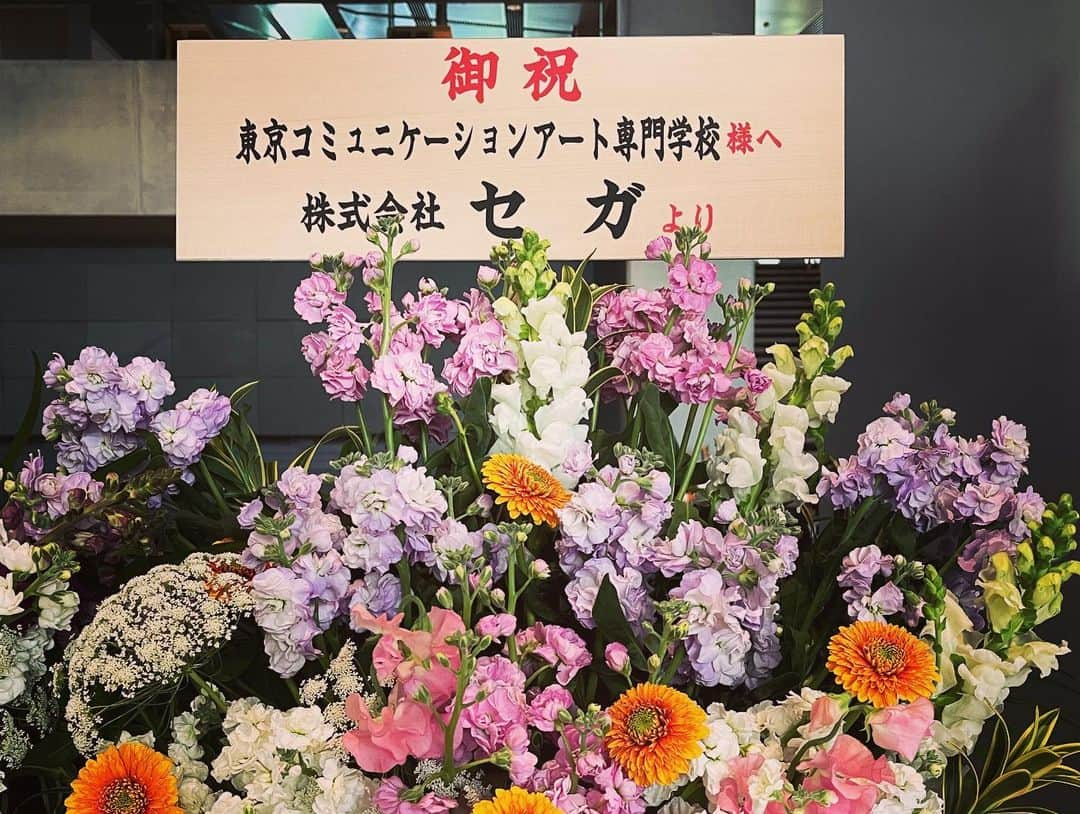 tsmshibuya_datokyoさんのインスタグラム写真 - (tsmshibuya_datokyoInstagram)「🌸23年度 入学式🌸 本日！東京国際フォーラムは、DATOKYO18期生の入学式です🌸姉妹校9校合同である本日の式典には、たくさんの企業様やアーティストのみなさまより、お花を頂戴しております！いただいたお花の一部をご紹介します！新入生のみなさん、ぜひお花と一緒にお写真とってくださいね🌸ご入学、おめでとうございます！！  #datokyo #入学式 #祝い花 #takahiro #ダンサー #ダンス #俳優 #声優 #声優志望 #ljk #俳優志望 #ミュージカル #ミュージカル俳優 #専門学校 #ダンス #渋谷 #shibuya #テーマパークダンス #テーマパーク #テーマパークアクター #デビュー #オーディション #新入生 #1年生 #アニメ #ゲーム #演出家 #スタンド花 #おめでとう #おめでとうございます #高校生」4月11日 11時37分 - datokyo_tsmshibuya