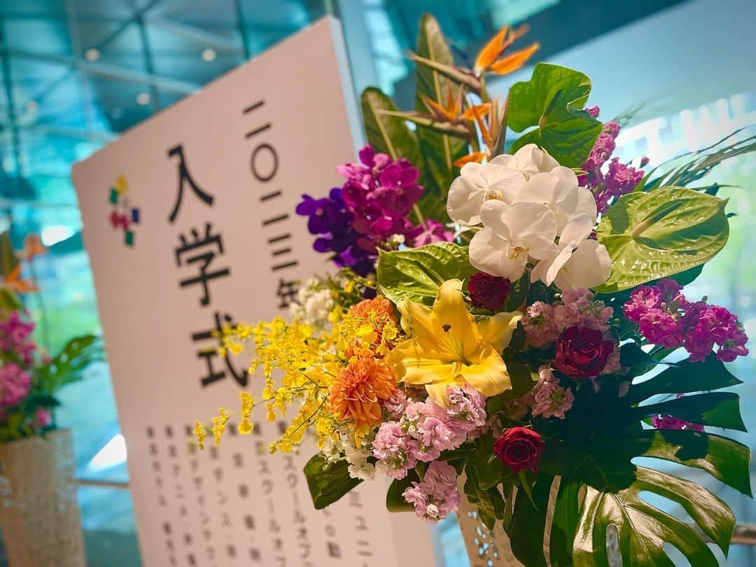 tsmshibuya_datokyoさんのインスタグラム写真 - (tsmshibuya_datokyoInstagram)「🌸23年度 入学式🌸 本日！東京国際フォーラムは、DATOKYO18期生の入学式です🌸姉妹校9校合同である本日の式典には、たくさんの企業様やアーティストのみなさまより、お花を頂戴しております！いただいたお花の一部をご紹介します！新入生のみなさん、ぜひお花と一緒にお写真とってくださいね🌸ご入学、おめでとうございます！！  #datokyo #入学式 #祝い花 #takahiro #ダンサー #ダンス #俳優 #声優 #声優志望 #ljk #俳優志望 #ミュージカル #ミュージカル俳優 #専門学校 #ダンス #渋谷 #shibuya #テーマパークダンス #テーマパーク #テーマパークアクター #デビュー #オーディション #新入生 #1年生 #アニメ #ゲーム #演出家 #スタンド花 #おめでとう #おめでとうございます #高校生」4月11日 11時37分 - datokyo_tsmshibuya