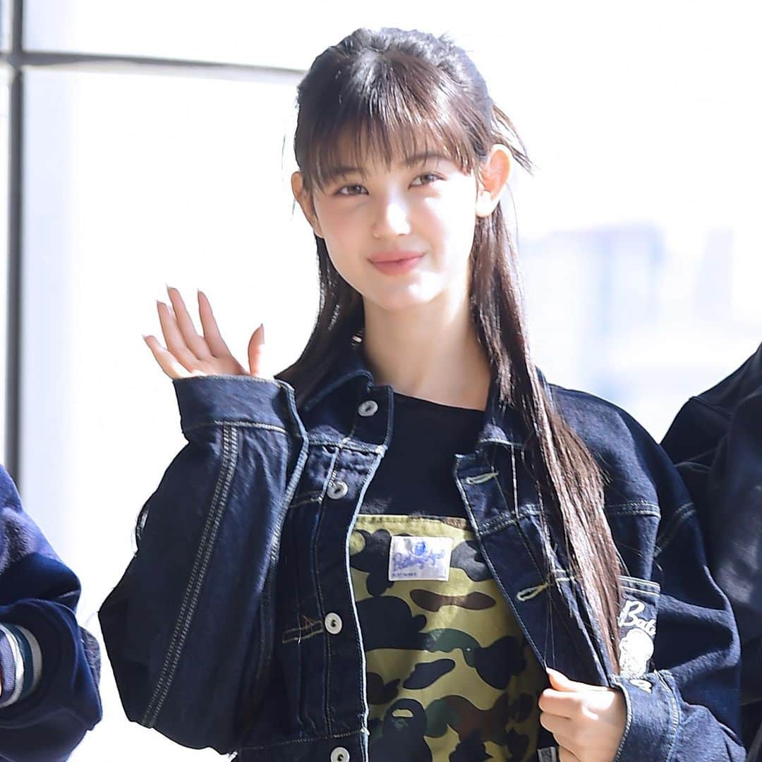 ELLE girl JAPANさんのインスタグラム写真 - (ELLE girl JAPANInstagram)「本日4月11日はNewJeansダニエル18歳の誕生日🎂🎉  誕生日を祝して、空港ファッションをお届け❣️　楽チンなスウェットコーデからアンバサダーを務める「バーバリー」を使った上品コーデまで、ダニエルのリアルファッションをご覧あれ✈️  📷Aflo  #ellegirlfashion #newjeans #danielle #newjeansedit #newjeansdanielle #newjeansfashion #airportstyle #空港ファッション #韓国アイドル #韓国アイドルヘア #韓国アイドルファッション #海外ガール #海外コーデ #海外ファッション #バーバリー #バーバリーチェック #burberry #韓国ファッション #ダニエル」4月11日 11時33分 - ellegirl_jp