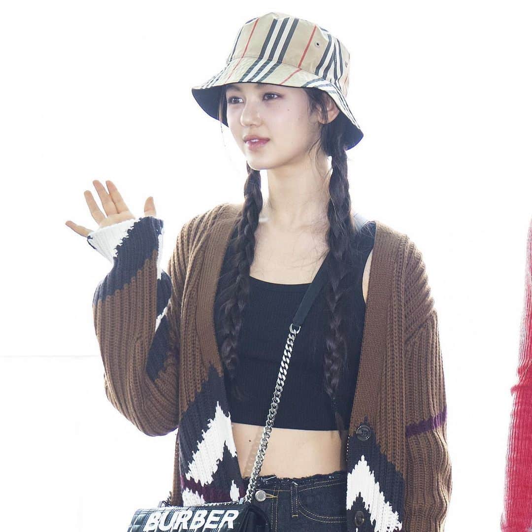 ELLE girl JAPANさんのインスタグラム写真 - (ELLE girl JAPANInstagram)「本日4月11日はNewJeansダニエル18歳の誕生日🎂🎉  誕生日を祝して、空港ファッションをお届け❣️　楽チンなスウェットコーデからアンバサダーを務める「バーバリー」を使った上品コーデまで、ダニエルのリアルファッションをご覧あれ✈️  📷Aflo  #ellegirlfashion #newjeans #danielle #newjeansedit #newjeansdanielle #newjeansfashion #airportstyle #空港ファッション #韓国アイドル #韓国アイドルヘア #韓国アイドルファッション #海外ガール #海外コーデ #海外ファッション #バーバリー #バーバリーチェック #burberry #韓国ファッション #ダニエル」4月11日 11時33分 - ellegirl_jp