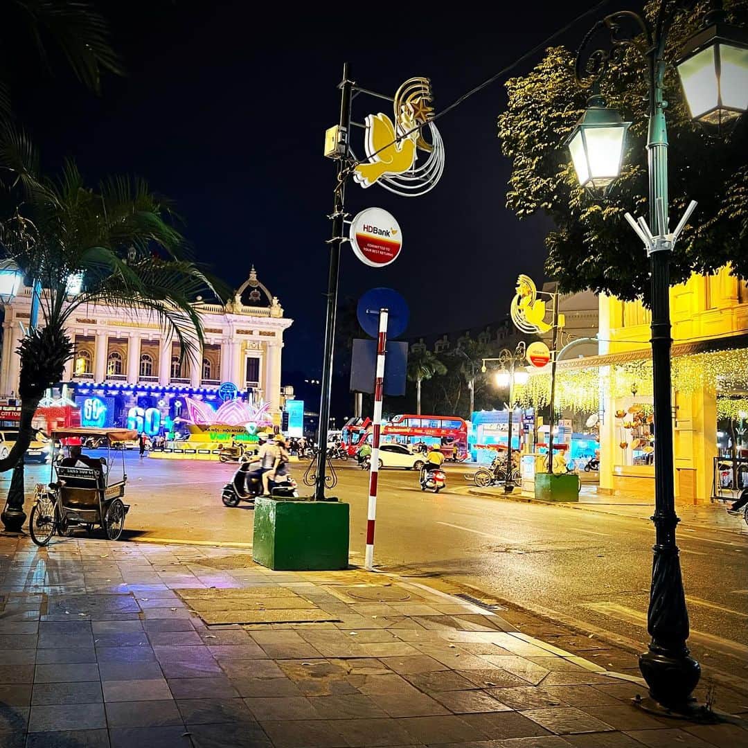 畑亜貴さんのインスタグラム写真 - (畑亜貴Instagram)「ハノイの夜  河内之夜  하노이의 밤  Night in Hanoi  Noche en Hanoi  #akhtravelogue」4月11日 11時45分 - akihata.jp