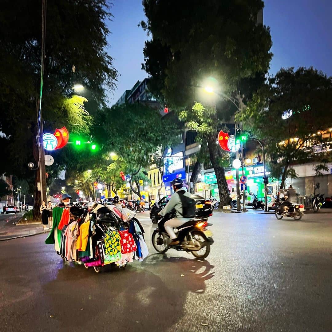 畑亜貴さんのインスタグラム写真 - (畑亜貴Instagram)「ハノイの夜  河内之夜  하노이의 밤  Night in Hanoi  Noche en Hanoi  #akhtravelogue」4月11日 11時45分 - akihata.jp