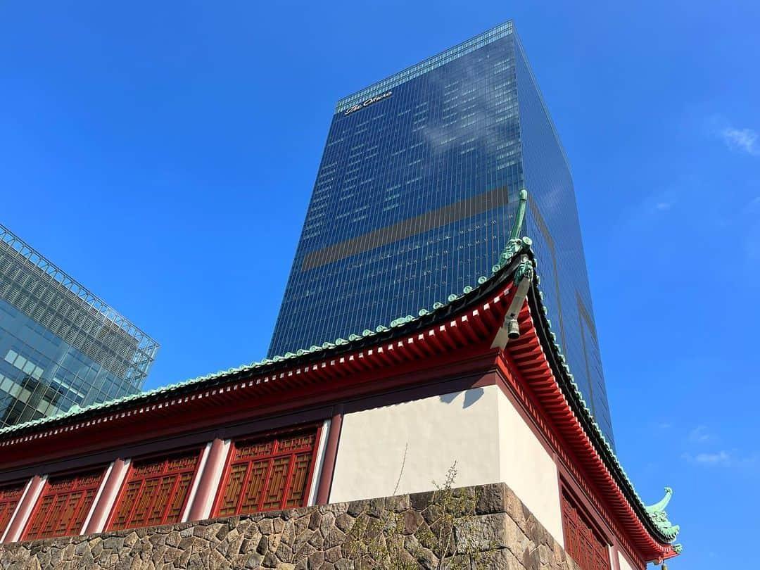 ホテルオークラ東京 Hotel Okura Tokyoさんのインスタグラム写真 - (ホテルオークラ東京 Hotel Okura TokyoInstagram)「The Okura Tokyo stands under the spring blue sky💙 春空に映えるオークラ東京🏨  #オークラプレステージタワー #大倉集古館 #東京ホテル #ラグジュアリーホテル  #設計 #谷口吉生 #東京美術館 #theokuratokyo #オークラ東京 #ホテル #design #architect #YoshioTaniguchi  #okura #hotel #tokyohotel #luxuryhotel  #lhw #leadinghotelsoftheworld #uncommontravel #东京 #酒店 #도쿄 #호텔 #일본 #ญี่ปุ่น #โตเกียว #โรงแรม #japon」4月11日 11時46分 - theokuratokyo