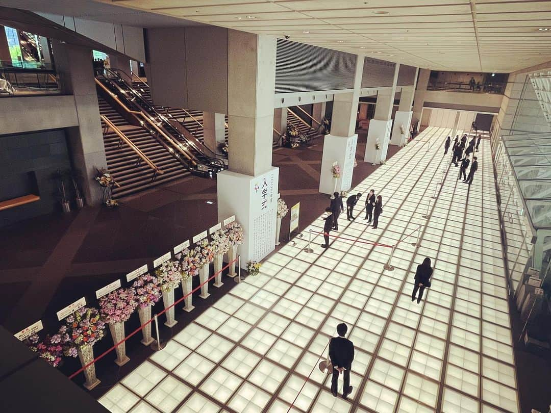 tsmshibuya_datokyoさんのインスタグラム写真 - (tsmshibuya_datokyoInstagram)「🌸23年度 入学式🌸 本日！東京国際フォーラムにて、DATOKYO18期生の入学式です🌸本日の式典は、姉妹校9校合同で執り行われます。 まもなく開場します！新入生のみなさんにとって、よいスタートの1日となりますように🌸  #datokyo #入学式 #祝い花 #takahiro #ダンサー #ダンス #俳優 #声優 #声優志望 #ljk #俳優志望 #ミュージカル #ミュージカル俳優 #専門学校 #ダンス #渋谷 #shibuya #テーマパークダンス #テーマパーク #テーマパークアクター #デビュー #オーディション #新入生 #1年生 #アニメ #ゲーム #演出家 #スタンド花 #おめでとう #おめでとうございます #高校生」4月11日 11時42分 - datokyo_tsmshibuya