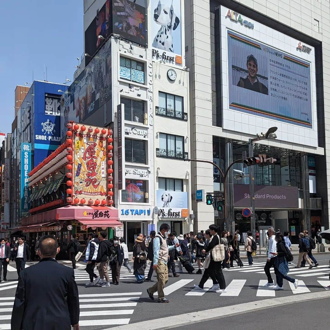 MEGWINさんのインスタグラム写真 - (MEGWINInstagram)「久々に新宿アルタ前で待ち合わせ。 角のフルーツ店がないぜMAJIDE #新宿 #待ち合わせ」4月11日 11時43分 - megwintvmegwin