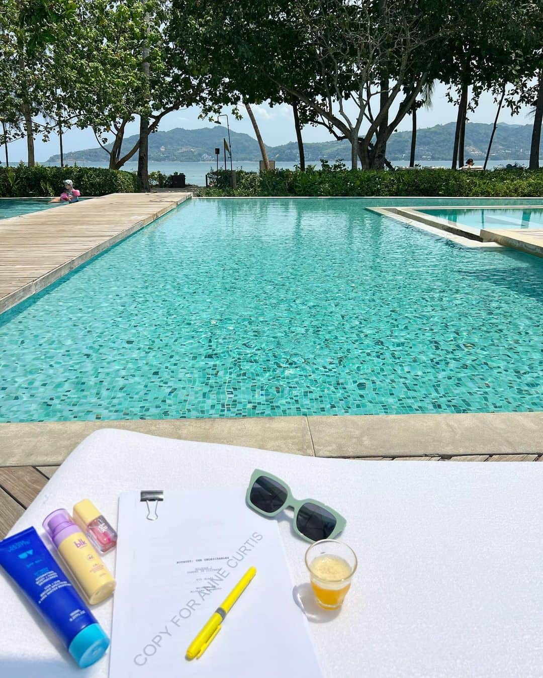 アン・カーティスのインスタグラム：「Time to prep. @erikmatti」