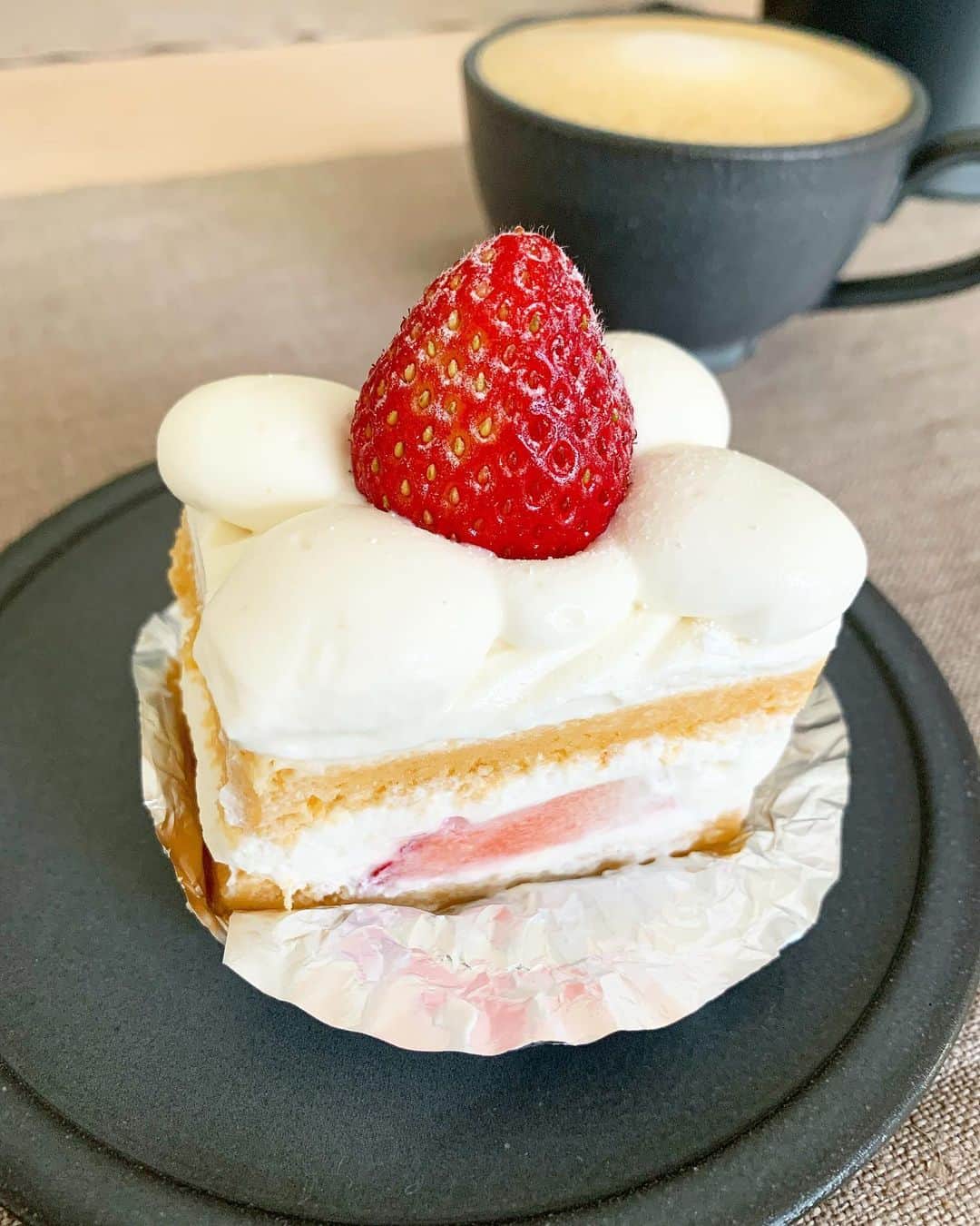 七瀬遥のインスタグラム：「やっぱりショートケーキ😋🍰🍴  🍓🍓🍓🍓🍓  #ショートケーキ#いちご##いちごスイーツ#美味しい#happy #healthy#delicious#sweets #day#life#smile#fun#love#model#good#friend#family#happiness#good#tokyo#japan」