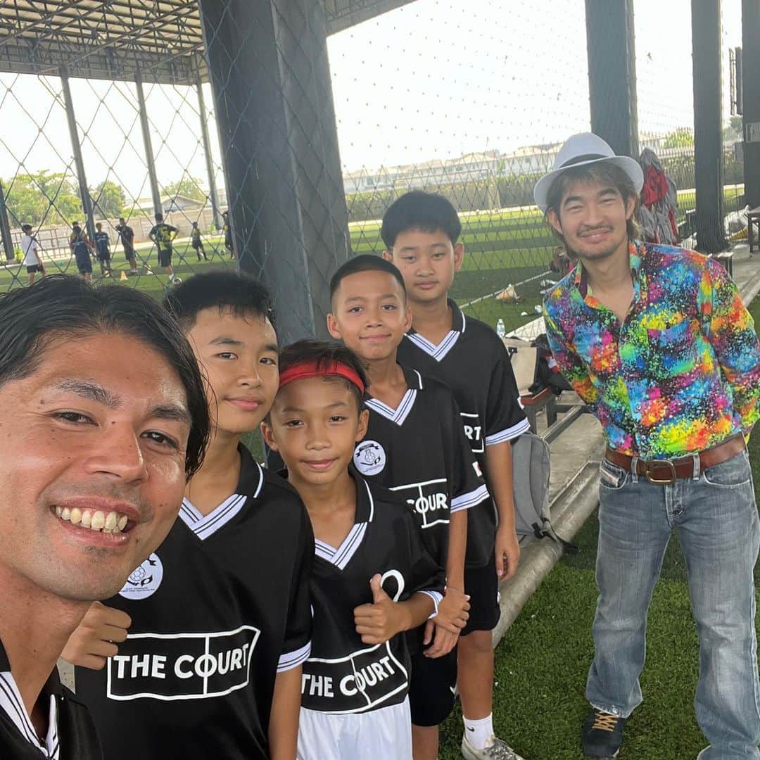 下地奨のインスタグラム：「เรากำลังถ่ายทำ @thecourt.2022 โครงการพาเด็กไทยดูเจลีกฟรี   รวมตัวแชมป์ที่ไปญี่ปุ่นครั้งแรกในรอบ 5 เดือน  Filming project to take Thai children to watch the J-League for free @thecourt.2022 🎥  Reunited with the champions who went to Japan for the first time in 5 months.  TV program ”ดูให้รู้ “on @thaipbs」