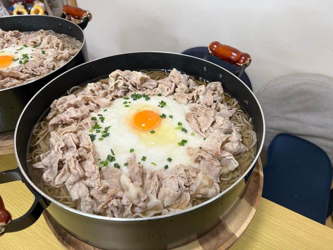 あこのインスタグラム：「動画で食べたととろ月見肉蕎麦！1人5kg越えくらい！ 業務スーパーの冷凍そば美味しい！たっぷりの豚バラととろろをトッピング！月見要素の卵も忘れずに🫶🏻 #そば #とろろそば #肉そば #月見そば #大食い #デカ盛り」