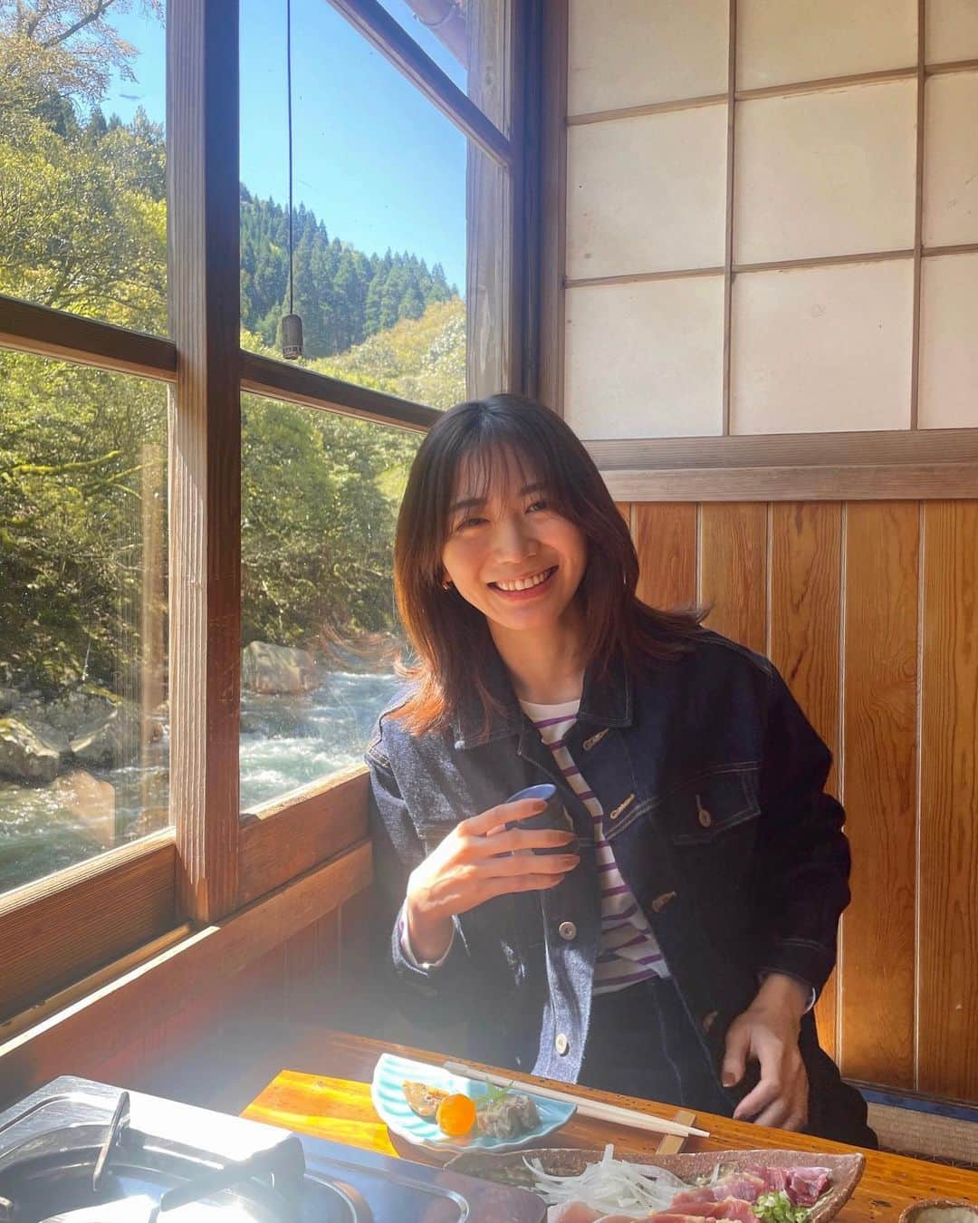 由架子 川野さんのインスタグラム写真 - (由架子 川野Instagram)「高千穂峡に行きたかったのだけど川が増水してしまって、鹿児島熊本に行き先を変更して旅行へ✈️  熊本で一番の思い出はきじ料理の専門店。 川が見える個室で最高に美味しいお料理を食べるのはこの上ない幸せでした💕 景色が良すぎて写真を無駄に撮りまくる、、、これでも厳選しました😂  あとは熊本は夜パフェや夜カフェがすごく多くて その中で感動したのは @chemindinfini の朝5時までやっている夜カフェのケーキ❤️‍🔥 店内は満席だったのでテイクアウトしたけど あまりの美味しさに次の日もまた行きたくなってしまった。。。東京に出来てほしい！  #熊本旅行#熊本グルメ#きじや#シュマンダンフィニ#熊本カフェ」4月11日 11時59分 - __yukakokawano__