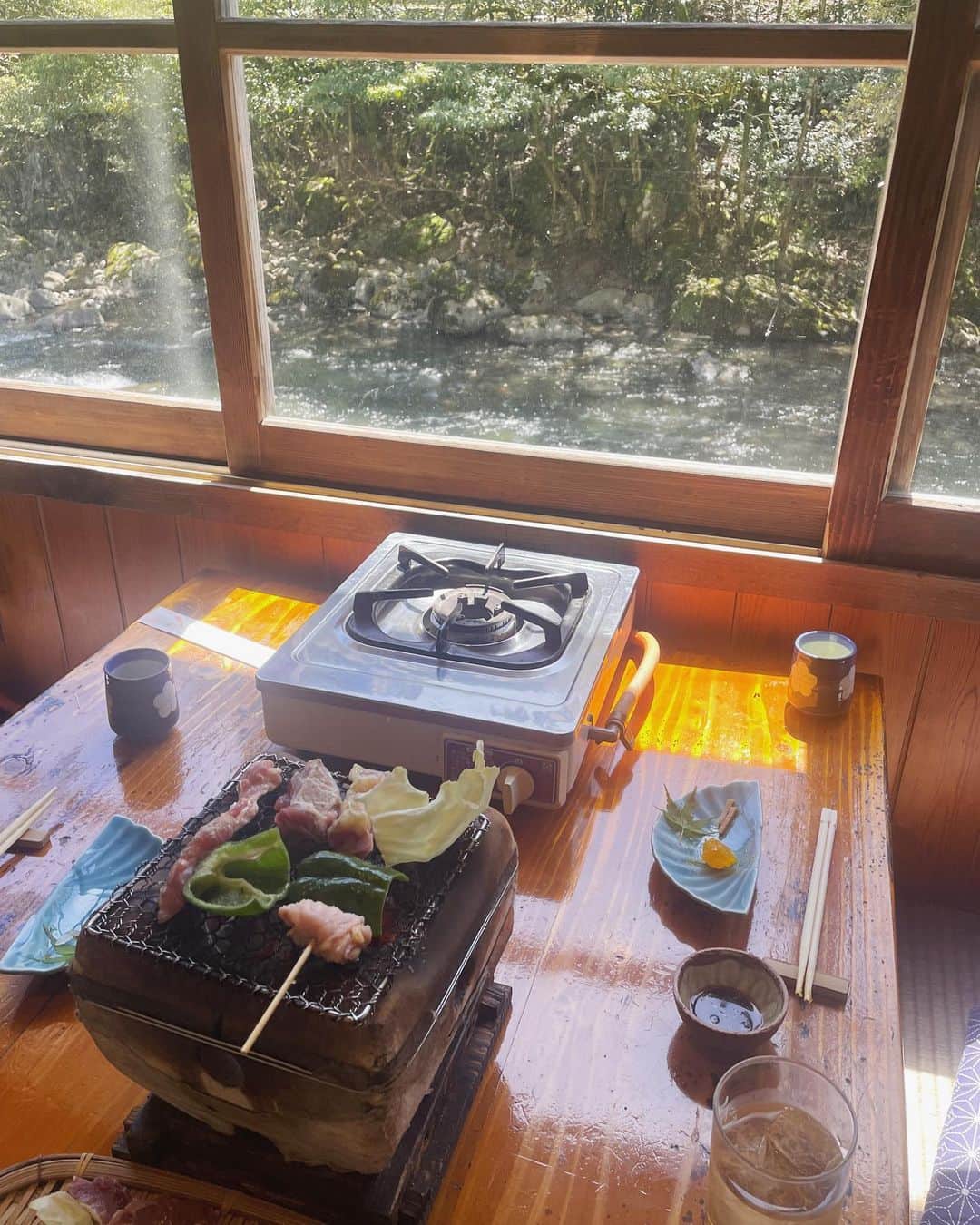 由架子 川野さんのインスタグラム写真 - (由架子 川野Instagram)「高千穂峡に行きたかったのだけど川が増水してしまって、鹿児島熊本に行き先を変更して旅行へ✈️  熊本で一番の思い出はきじ料理の専門店。 川が見える個室で最高に美味しいお料理を食べるのはこの上ない幸せでした💕 景色が良すぎて写真を無駄に撮りまくる、、、これでも厳選しました😂  あとは熊本は夜パフェや夜カフェがすごく多くて その中で感動したのは @chemindinfini の朝5時までやっている夜カフェのケーキ❤️‍🔥 店内は満席だったのでテイクアウトしたけど あまりの美味しさに次の日もまた行きたくなってしまった。。。東京に出来てほしい！  #熊本旅行#熊本グルメ#きじや#シュマンダンフィニ#熊本カフェ」4月11日 11時59分 - __yukakokawano__