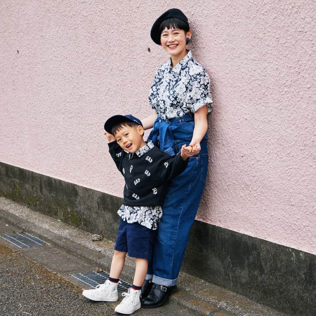 GapKids_jpさんのインスタグラム写真 - (GapKids_jpInstagram)「GAP FAMILY STYLE! この春は、Gapで親子リンクコーデを楽しもう！  デニムとブラックを基調にしたファミリーコーディネート。母の日に向けたコレクションであるフラワープリントのリネンシャツをレイヤードさせて更にお揃い感を♪  Chocolat & Akito（ミュージシャン)ファミリー @chocolatandakito  <着用アイテム> 58574402/Men's リネンシャツ(M) 40538200/Women's デニムジャンプスーツ(6) 58574402/Men's リネンシャツ(M) 58574402/Men's デニムシャツジャケット(L) 59821602/Men's リラックスプリーテッドスラックス(33) 87454206/Men's ロングスリーブTシャツ(XL) 59445002/Kids Boy リネンシャツ(120) 79471016/Toddler Boy　ショートパンツ(110) 60128901/Kids Girl ロゴスウェット(110) 81121400/Toddler ロゴキャップ(S/M)  #Gap #GapKids #親子リンクコーデ #Familystyle」4月11日 12時00分 - gapkids_jp