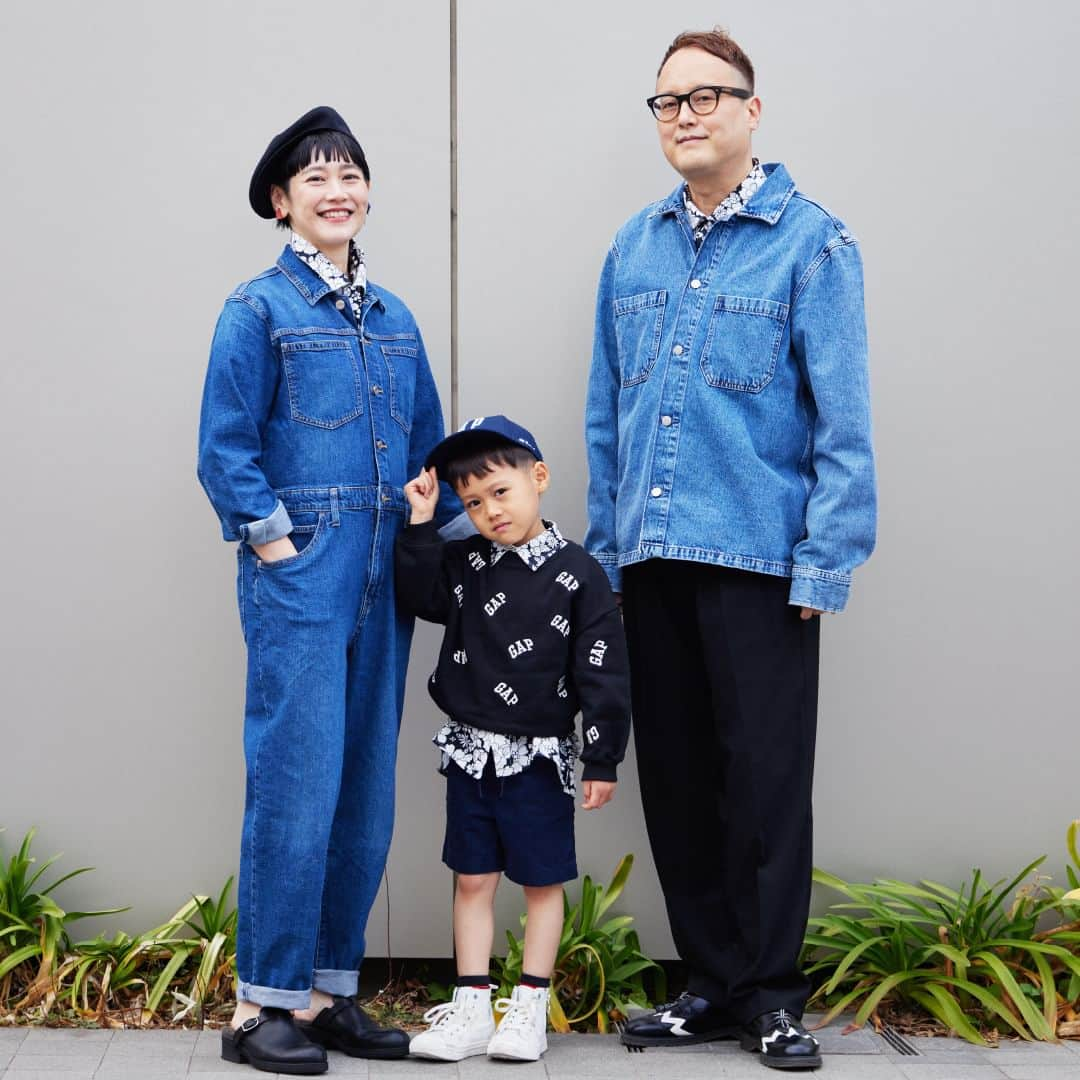 GapKids_jpのインスタグラム：「GAP FAMILY STYLE! この春は、Gapで親子リンクコーデを楽しもう！  デニムとブラックを基調にしたファミリーコーディネート。母の日に向けたコレクションであるフラワープリントのリネンシャツをレイヤードさせて更にお揃い感を♪  Chocolat & Akito（ミュージシャン)ファミリー @chocolatandakito  <着用アイテム> 58574402/Men's リネンシャツ(M) 40538200/Women's デニムジャンプスーツ(6) 58574402/Men's リネンシャツ(M) 58574402/Men's デニムシャツジャケット(L) 59821602/Men's リラックスプリーテッドスラックス(33) 87454206/Men's ロングスリーブTシャツ(XL) 59445002/Kids Boy リネンシャツ(120) 79471016/Toddler Boy　ショートパンツ(110) 60128901/Kids Girl ロゴスウェット(110) 81121400/Toddler ロゴキャップ(S/M)  #Gap #GapKids #親子リンクコーデ #Familystyle」