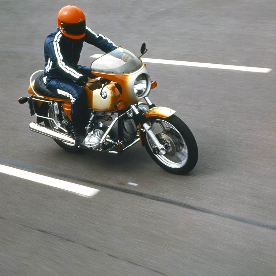 BMW Motorrad Japanさんのインスタグラム写真 - (BMW Motorrad JapanInstagram)「1970年代、燃料タンクに描かれるラインは、現在も稼働するBMWグループ・ベルリン工場内で、熟練の工員による手作業で行われていました😍  1973年、当時ブランド創立50周年を迎えたBMWモトラッドは、新たなフラッグシップモデル「 #R90S 」を発表。時速200kmの壁を破ったこのモデルは、当時BMWモトラッドのモデルラインナップのなかでもっともパワフルで最速のモデルでした。  #MakeLifeARide #100YearsBMWMotorrad #BMWMotorrad #BMWモトラッド #BMWモトラッド100周年」4月11日 12時00分 - bmwmotorradjapan