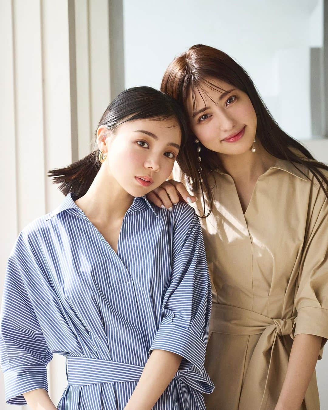 NATURAL BEAUTY BASICのインスタグラム：「Sister's outfit NATURAL BEAUTY BASIC  ＜Hikari 155cm(PSサイズ着用) /Chiemi 166cm(Mサイズ着用)＞  ■ドルマンスキッパーシャツワンピース ¥11,990 tax in size:S/M/PS color:ベージュ/ライトグレージュ/ブルーストライプ #0173140411  ---------------------------------  愛甲千笑美さんと、ひかりさん、 人気の姉妹がNBBのファッションシュートで初共演！  おそろいのワンピースに、 ラインやディテールをリンクさせたシミラーコーデ… フォトジェニックな姉妹の着こなしは必見。  Sサイズさんでもバランスのいいスタイリングが叶う、 ひかりさん着用のpetit size collectionにも注目です。  詳しくはプロフィールのURLから webカタログをぜひチェックしてみてください✨  #愛甲千笑美 さん #愛甲ひかり さん #姉妹コーデ #リンクコーデ #双子コーデ #春カラー #シャツワンピース #ワンピースコーデ #ストライプシャツワンピ #お出かけコーデ #オフィスコーデ #オフィスカジュアル #通勤コーデ #大人可愛い #カラーコーデ #着回しコーデ #きれいめカジュアル #ベーシックコーデ #ベーシック #ナチュラルコーデ #トレンドスタイル #シンプルコーデ #ナチュラルビューティーベーシック #naturalbeautybasic」