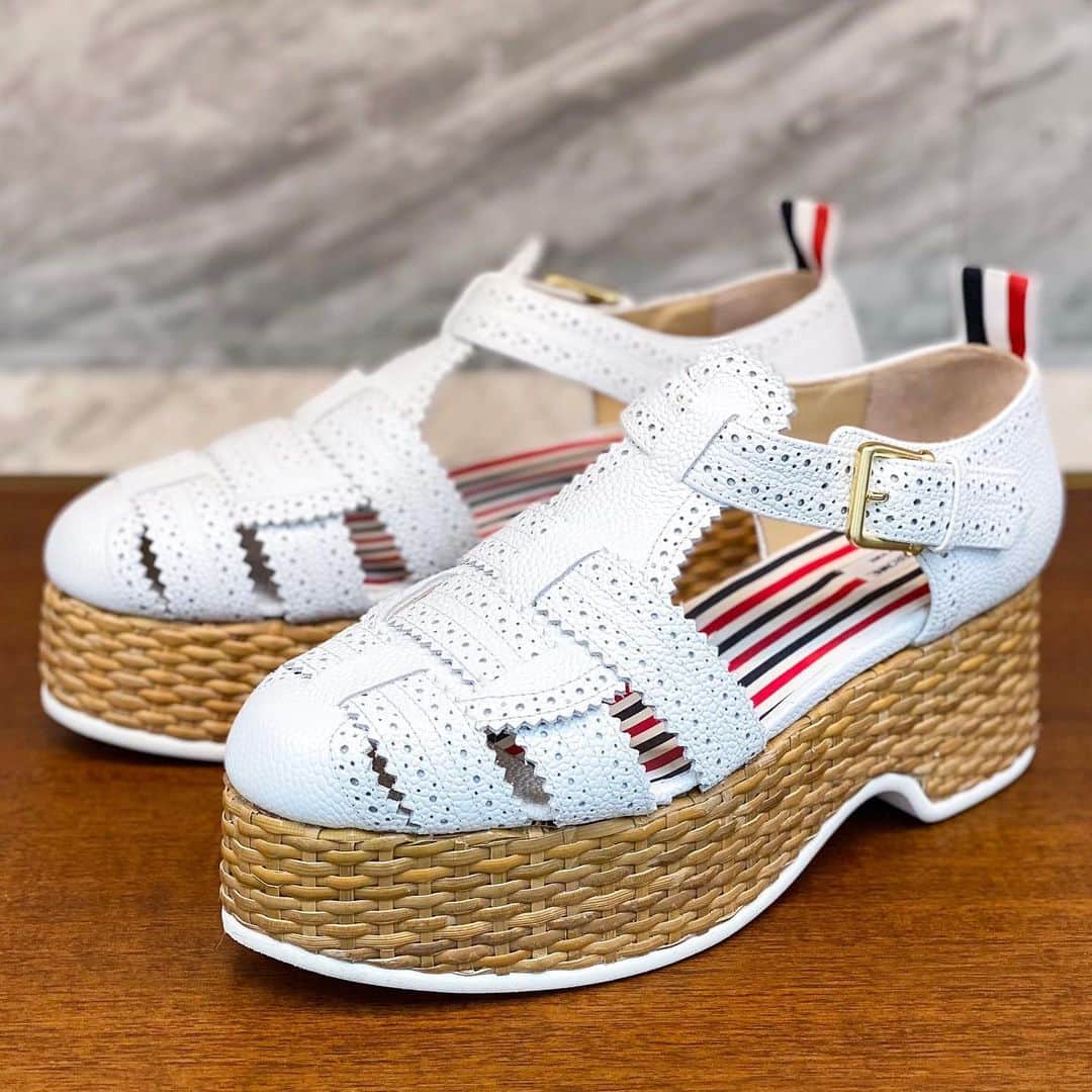 のインスタグラム：「. 【Thom Browne】GET READY TO VACATION!! At 3F MODE  「Thom Browne」より、編み込みのラフィアと厚底ソールを使用した夏らしいフィッシャーマン風のサンダルが登場。その他、夏らしいライトブルーのコーデュロイ素材のバケットハットやツイード素材のアイテムなどがラインアップ。  Page1　サンダル　200,200円 Page2　バケットハット　78,100円 Page3　シューズ　139,700円 Page4　バッグ　906,400円 Page5　ジャケット　585,200円  Page6 左）トートバッグ　82,500円 右）トートバッグ　127,600円  Page7　ニット　132,000円 Page8　カーディガン　170,500円 Page9　スニーカー　85,800円  #ThomBrowne #トムブラウン #hankyumode #hankyu #阪急百貨店 #阪急本店 #うめはん #ファッション #トレンドファッション #夏小物 #厚底サンダル #バケットハット #スニーカー #フラットシューズ #バッグ #ジャケット #トートバッグ #ツイード #サマーニット #カーディガン」
