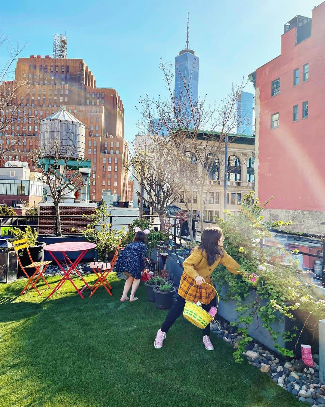 Ilana Wilesのインスタグラム：「This was the first year that I did not plan an Easter egg hunt. Not the biggest deal because that’s not really our holiday, but on Sunday morning, I woke up thinking, hmmm… are my kids going to be bummed about this? So I asked them, ready to make a mad dash to Target if necessary to get whatever Easter candy and plastic eggs they had left. “No“ they replied, "That's not really our holiday," echoing my sentiments. Then we got a text from my friend @Bianca.peachey inviting us to an egg hunt on the roof of her building. "Perfect! We are there!“ I replied without skipping a beat. Because even though it’s not really our holiday, we are always happy to stuff our faces with chocolate bunnies for our friends!」