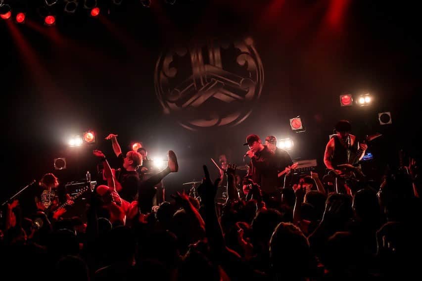 山嵐さんのインスタグラム写真 - (山嵐Instagram)「【ツアーファイナル🔥】 💉PAIN KILLER TOUR Season. FINAL💊  ■4/10(月) 渋谷Spotify O-WEST w/ AA=  1年かけて回ってきたツアーのラストは、念願のAA=と✨ 集まってくれた皆さん、ツアーに来てくれた皆さん、各関係者の皆さま、本当にありがとうございました🙏  photo by @hayachinphoto   次は夏の東名阪ツアーで⚡️ 本日4/11（火）19:00〜オフィシャル1次先行（先着）スタートです。  ▼チケットはこちらから https://eplus.jp/sf/detail/0015060001  #山嵐 #PAINKILLER #PAINKILLER」4月11日 12時13分 - yamaarashi07