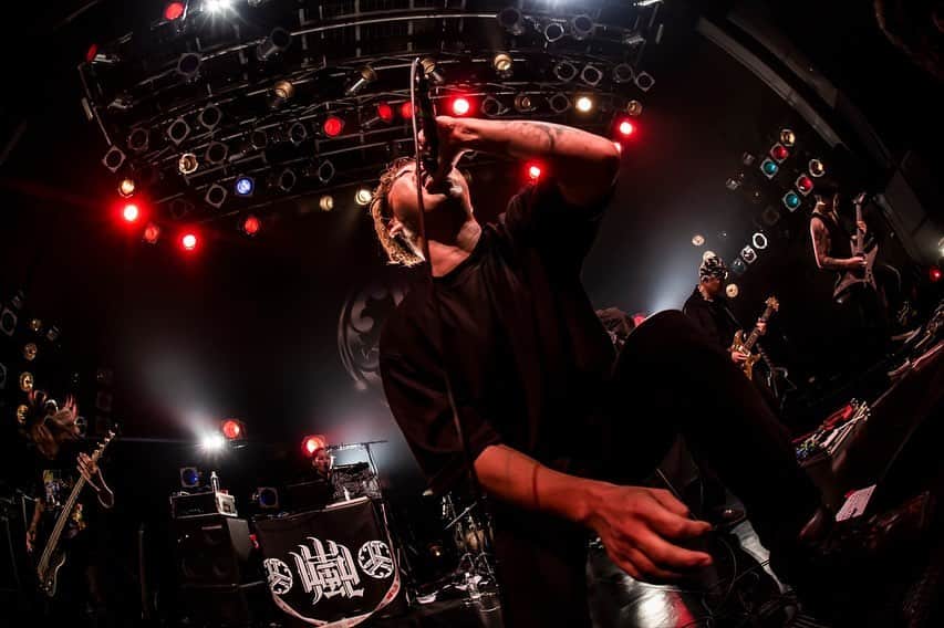 山嵐さんのインスタグラム写真 - (山嵐Instagram)「【ツアーファイナル🔥】 💉PAIN KILLER TOUR Season. FINAL💊  ■4/10(月) 渋谷Spotify O-WEST w/ AA=  1年かけて回ってきたツアーのラストは、念願のAA=と✨ 集まってくれた皆さん、ツアーに来てくれた皆さん、各関係者の皆さま、本当にありがとうございました🙏  photo by @hayachinphoto   次は夏の東名阪ツアーで⚡️ 本日4/11（火）19:00〜オフィシャル1次先行（先着）スタートです。  ▼チケットはこちらから https://eplus.jp/sf/detail/0015060001  #山嵐 #PAINKILLER #PAINKILLER」4月11日 12時13分 - yamaarashi07