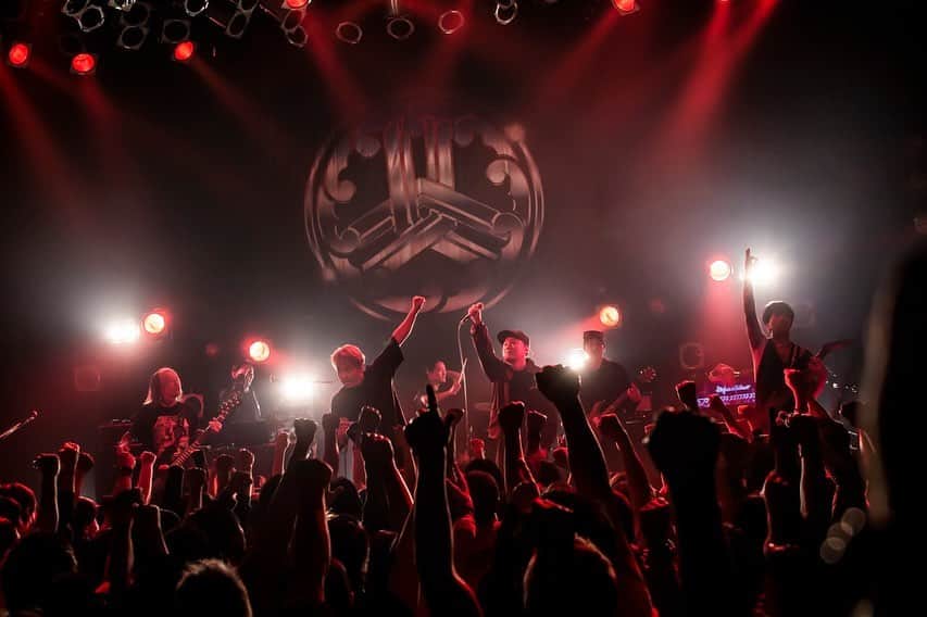 山嵐のインスタグラム：「【ツアーファイナル🔥】 💉PAIN KILLER TOUR Season. FINAL💊  ■4/10(月) 渋谷Spotify O-WEST w/ AA=  1年かけて回ってきたツアーのラストは、念願のAA=と✨ 集まってくれた皆さん、ツアーに来てくれた皆さん、各関係者の皆さま、本当にありがとうございました🙏  photo by @hayachinphoto   次は夏の東名阪ツアーで⚡️ 本日4/11（火）19:00〜オフィシャル1次先行（先着）スタートです。  ▼チケットはこちらから https://eplus.jp/sf/detail/0015060001  #山嵐 #PAINKILLER #PAINKILLER」