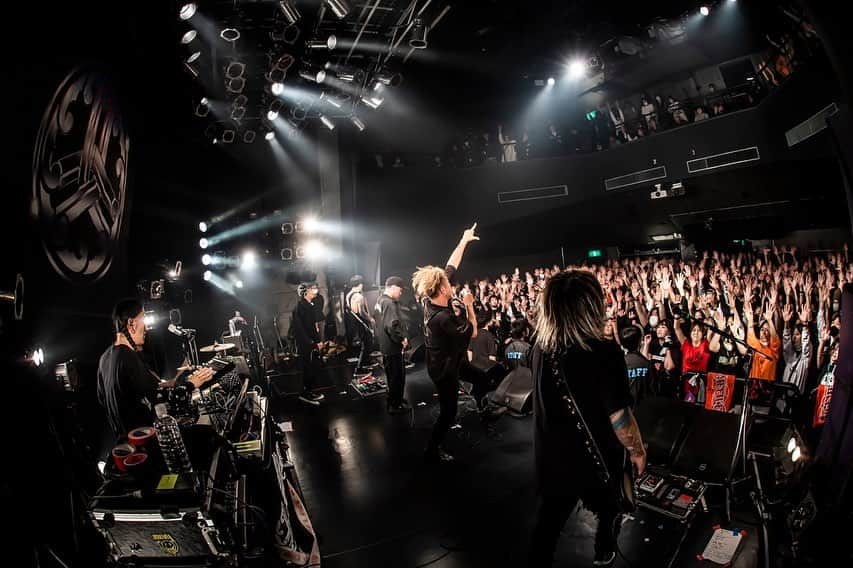 山嵐さんのインスタグラム写真 - (山嵐Instagram)「【ツアーファイナル🔥】 💉PAIN KILLER TOUR Season. FINAL💊  ■4/10(月) 渋谷Spotify O-WEST w/ AA=  1年かけて回ってきたツアーのラストは、念願のAA=と✨ 集まってくれた皆さん、ツアーに来てくれた皆さん、各関係者の皆さま、本当にありがとうございました🙏  photo by @hayachinphoto   次は夏の東名阪ツアーで⚡️ 本日4/11（火）19:00〜オフィシャル1次先行（先着）スタートです。  ▼チケットはこちらから https://eplus.jp/sf/detail/0015060001  #山嵐 #PAINKILLER #PAINKILLER」4月11日 12時13分 - yamaarashi07