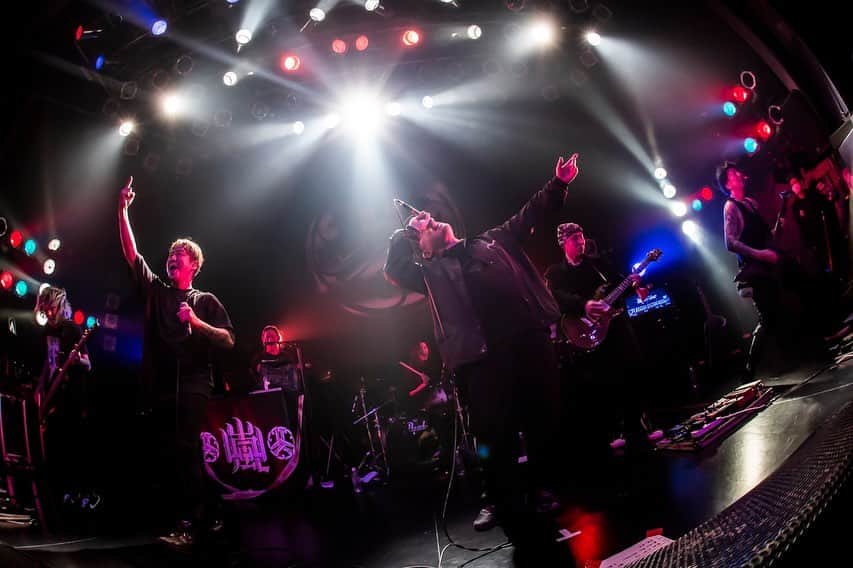 山嵐さんのインスタグラム写真 - (山嵐Instagram)「【ツアーファイナル🔥】 💉PAIN KILLER TOUR Season. FINAL💊  ■4/10(月) 渋谷Spotify O-WEST w/ AA=  1年かけて回ってきたツアーのラストは、念願のAA=と✨ 集まってくれた皆さん、ツアーに来てくれた皆さん、各関係者の皆さま、本当にありがとうございました🙏  photo by @hayachinphoto   次は夏の東名阪ツアーで⚡️ 本日4/11（火）19:00〜オフィシャル1次先行（先着）スタートです。  ▼チケットはこちらから https://eplus.jp/sf/detail/0015060001  #山嵐 #PAINKILLER #PAINKILLER」4月11日 12時13分 - yamaarashi07