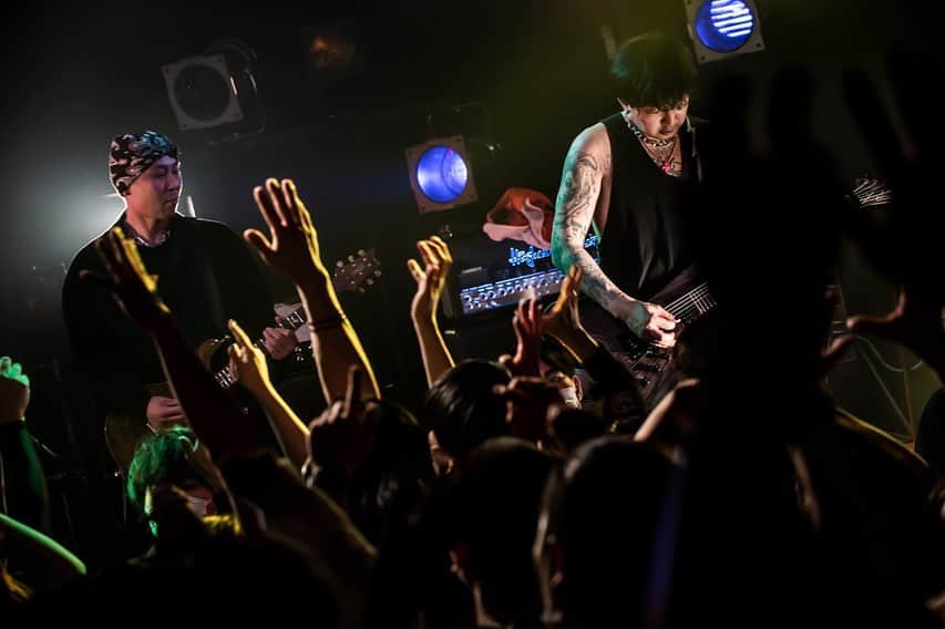 山嵐さんのインスタグラム写真 - (山嵐Instagram)「【ツアーファイナル🔥】 💉PAIN KILLER TOUR Season. FINAL💊  ■4/10(月) 渋谷Spotify O-WEST w/ AA=  1年かけて回ってきたツアーのラストは、念願のAA=と✨ 集まってくれた皆さん、ツアーに来てくれた皆さん、各関係者の皆さま、本当にありがとうございました🙏  photo by @hayachinphoto   次は夏の東名阪ツアーで⚡️ 本日4/11（火）19:00〜オフィシャル1次先行（先着）スタートです。  ▼チケットはこちらから https://eplus.jp/sf/detail/0015060001  #山嵐 #PAINKILLER #PAINKILLER」4月11日 12時13分 - yamaarashi07