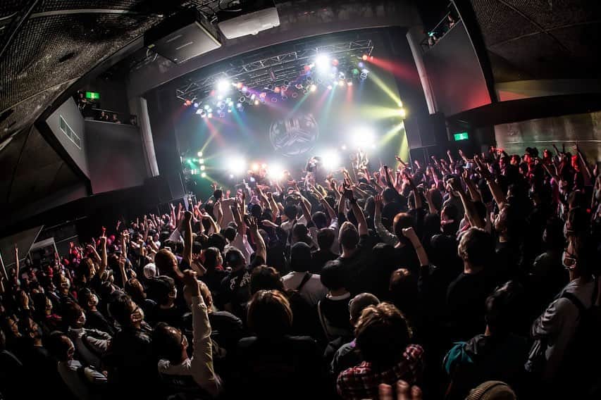 山嵐さんのインスタグラム写真 - (山嵐Instagram)「【ツアーファイナル🔥】 💉PAIN KILLER TOUR Season. FINAL💊  ■4/10(月) 渋谷Spotify O-WEST w/ AA=  1年かけて回ってきたツアーのラストは、念願のAA=と✨ 集まってくれた皆さん、ツアーに来てくれた皆さん、各関係者の皆さま、本当にありがとうございました🙏  photo by @hayachinphoto   次は夏の東名阪ツアーで⚡️ 本日4/11（火）19:00〜オフィシャル1次先行（先着）スタートです。  ▼チケットはこちらから https://eplus.jp/sf/detail/0015060001  #山嵐 #PAINKILLER #PAINKILLER」4月11日 12時13分 - yamaarashi07