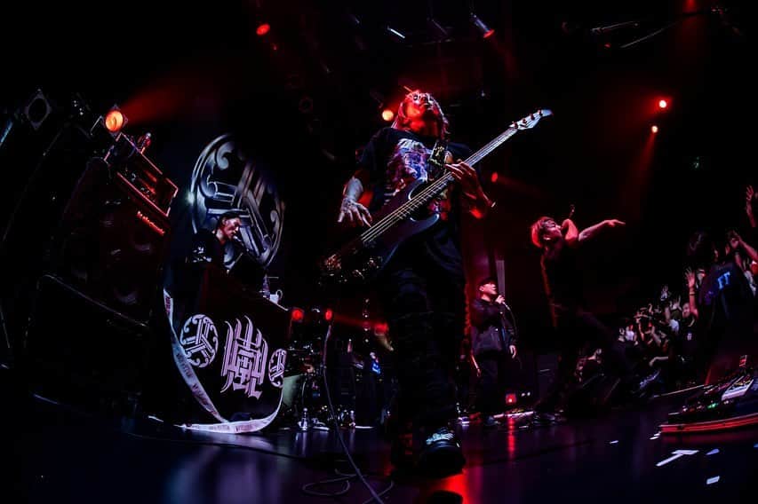 山嵐さんのインスタグラム写真 - (山嵐Instagram)「【ツアーファイナル🔥】 💉PAIN KILLER TOUR Season. FINAL💊  ■4/10(月) 渋谷Spotify O-WEST w/ AA=  1年かけて回ってきたツアーのラストは、念願のAA=と✨ 集まってくれた皆さん、ツアーに来てくれた皆さん、各関係者の皆さま、本当にありがとうございました🙏  photo by @hayachinphoto   次は夏の東名阪ツアーで⚡️ 本日4/11（火）19:00〜オフィシャル1次先行（先着）スタートです。  ▼チケットはこちらから https://eplus.jp/sf/detail/0015060001  #山嵐 #PAINKILLER #PAINKILLER」4月11日 12時13分 - yamaarashi07