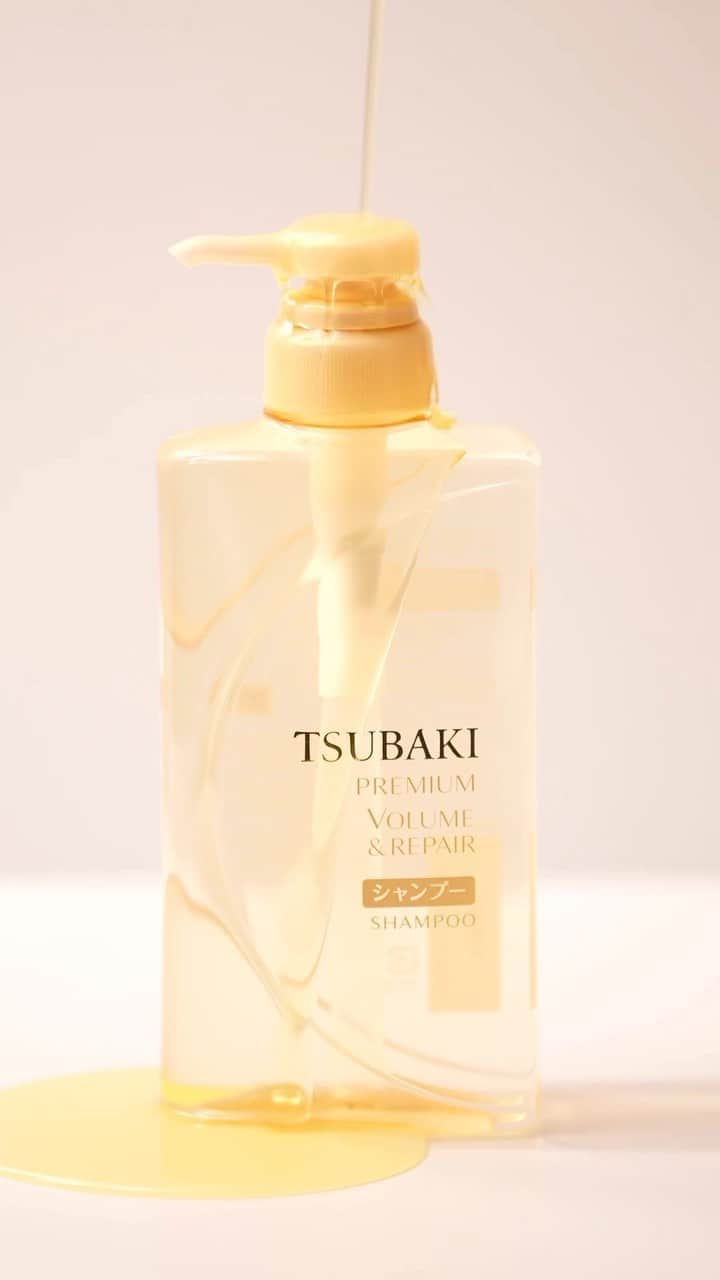 のインスタグラム：「✨TSUBAKIのシャンプーに含まれる3大美容成分ご存知ですか？✨  髪は「タンパク質」「脂質」を失うと、さらにダメージを受けやすいゴワゴワとした髪に💭  TSUBAKIは、  ◎椿オイル（ツバキ種子油（ツヤ・補修）） ◎ローヤルゼリー（ローヤルゼリーエキス（補修）） ◎大豆プロテイン（ダイズ種子エキス（補修））  の「 3大美容成分」を独自の技術によって髪内部にダイレクトに注入し「タンパク質」「脂質」 を補い、驚きの艶と指通りを実現🌸  #TSUBAKI #ヘアケア #ダメージヘアケア #おすすめシャンプー #モテ髪 #最新コスメ #コスメレポ #シャンプーマニア #乾燥 #バズりコスメ #ドラコス #椿 #椿オイル #椿油 #ヘアケア用品 #美容成分 #成分 #プチプラコスメ #美髪ケア #美髪マニア #おすすめヘアケア」