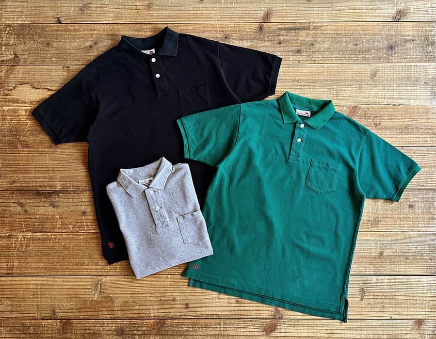 のインスタグラム：「SD Polo Shirtが入荷しました‼︎  今シーズンのポロシャツは、フランスの某ブランドをイメージしたベーシックな雰囲気のセットインスリーブ。  柔らかい肌触りと独特のヌメリ感のあるしっとりした風合いが特徴の高品質のインド綿鹿の子生地を使用し、衿と袖口のリブはオリジナルで編み立てました。  デザインは裾に入るワンポイントのSD刺繍とシンプルな装い。 胸ポケット仕様にすることで、シンプルながら使い勝手の良いポロシャツが完成しました。  ジャストサイズで合わせても、あえてゆったり目に合わせても雰囲気は良さそうです。  SD Polo Shirt is arrived!!  @standardcalifornia_os  @standardcalifornia_movie   #standardcalifornia #スタンダードカリフォルニア #poloshirt #ポロシャツ #shirt #シャツ #internationalshipping #overseashipping #worldshopping #worldshoppingjp」
