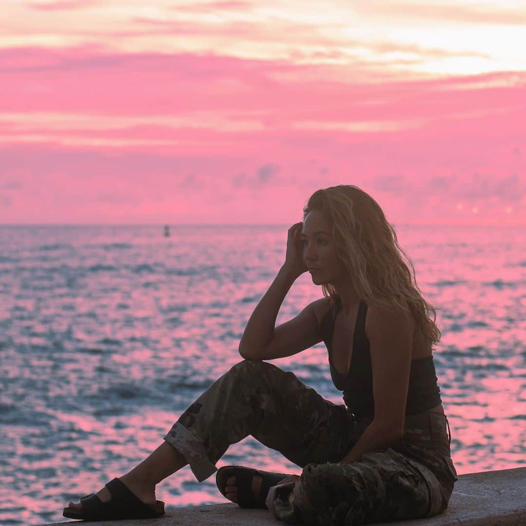 アリッサ ウーテンのインスタグラム：「Sunsets with @kimik0san Cotton Candy Dream」