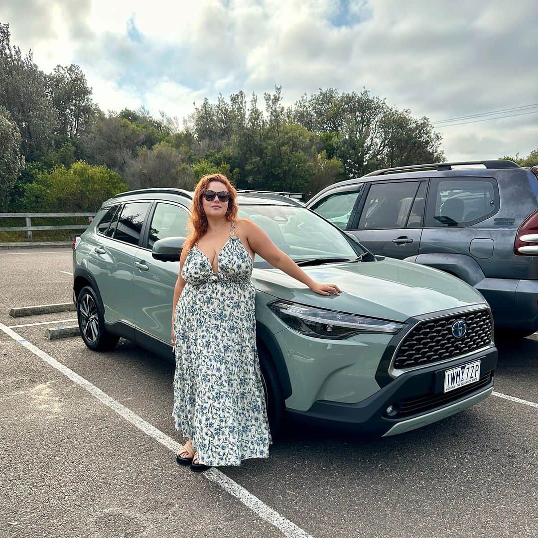 Toyota Australiaさんのインスタグラム写真 - (Toyota AustraliaInstagram)「Quick trip down the coast with Bruna 🌊 (P.S. @brunalapinskas did you plan the matching outfit? 😉) 🚙」4月11日 12時21分 - toyota_aus