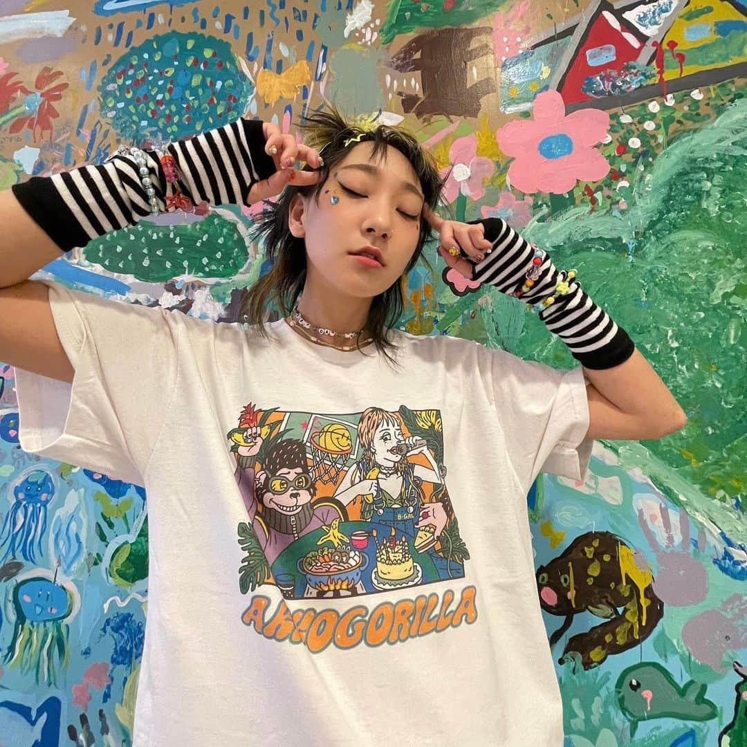 あっこさんのインスタグラム写真 - (あっこInstagram)「【独立3周年記念 #4】 ⭐︎ _________________ ⭐︎  NEW MERCH 🐬 @everrrrr_greeeeen 🐬 #独立ワンマン から販売スタートするよ~🫶💖✨✨ ⭐︎ _________________ ⭐︎  #独立ワンマン  4月に東/阪で開催決定！  ▶︎4/22(土)大阪 南堀江qupe op 18:00 st 18:30 adv ¥3500 GUEST：DJ Banchan 🎫agdokuritsu2@gmail.com までお名前/日程/人数  ▶︎4/28(金)下北沢BASEMENTBAR op 18:30 st 19:00 adv ¥3500 GUEST：大門弥生 DJ yoshimoto tunahiko 🎫agdokuritsu2@gmail.com までお名前/日程/人数  #new #merchandise #akkogorilla #あっこゴリラ #独立ワンマン #rapper #japan #evergreen #エバグリ」4月11日 12時15分 - akkogorilla