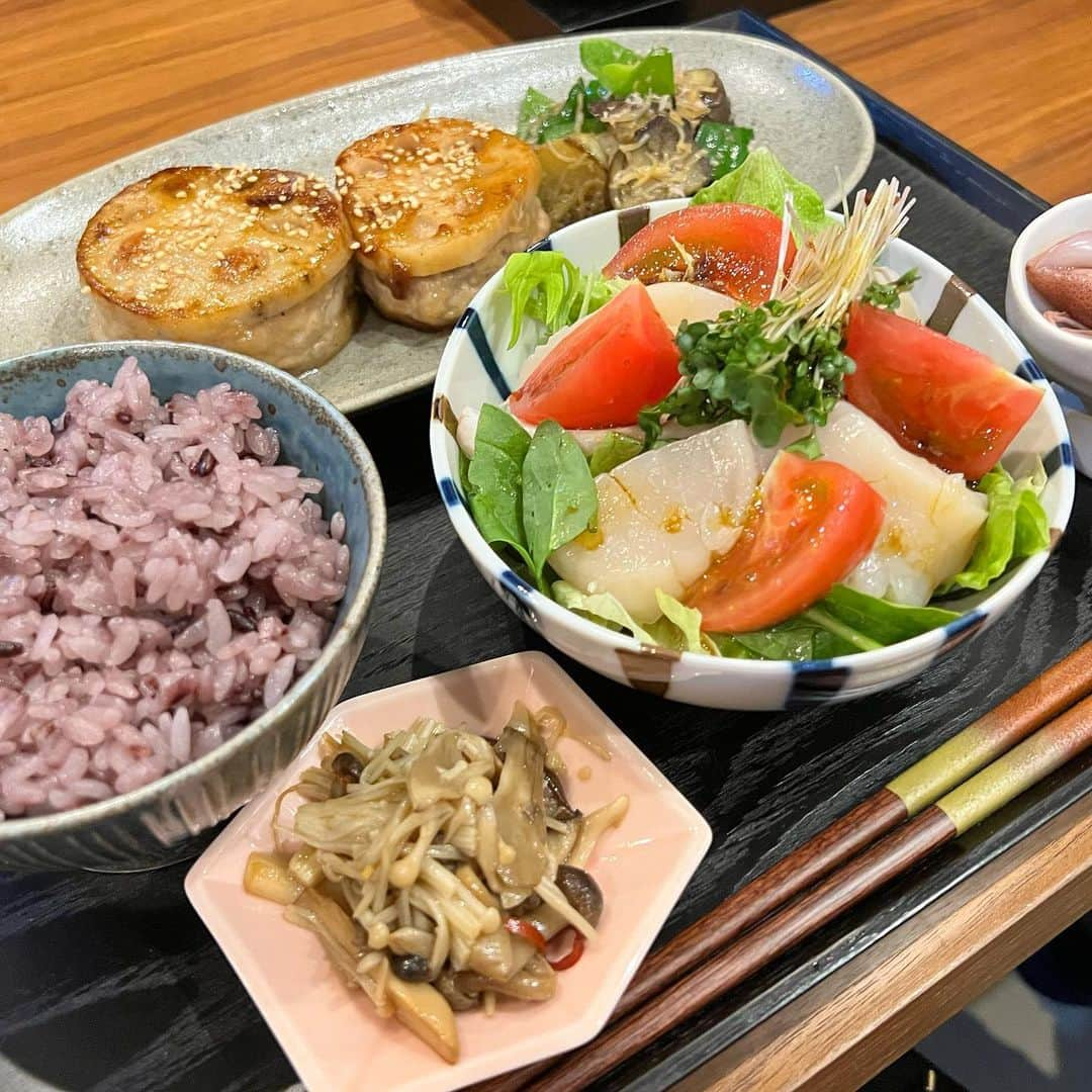 momo のインスタグラム：「⁡ ⁡ #公開記録9日目 4月10日 朝 52.0kg ⁡ ⁡ 朝食 189kcal ・パルテノ(蜂蜜入り) ・桜餅1個 ⁡ ⁡ 昼食 607kcal ・海鮮丼(ご飯少なめ) ・かけ蕎麦(少なめ) ・金平ごぼう ⁡ ⁡ 夕食 581kcal ・雑穀ご飯 ・蓮根のはさみ焼き ・ホタテのせサラダ ・きのこのナムル ・ピーマンと茄子のじゃこ炒め ・ホタルイカ ⁡ ⁡ ⁡ トータル1377kcal ⁡ 運動 ・4200歩(-124kcal) ・パーソナル60分(-207kcal) ⁡ ⁡ 今日はミーティングが立て続けで 家からあまり出られなかった💦 ⁡ パーソナルが久しぶりで 緩めにやってもらったおかげで なんとか耐えられた感じ😥 ⁡ 食事改善と運動を始めて 3週間くらいだけど 私だけ変化なし🫠🫠🫠 ⁡ (夫は2〜3㎏落ちた) ⁡ ⁡ ⁡ 《スタート時点》 ・161cm 52kg超 ・体脂肪率33%超(3分の1が脂肪🤢) ・典型的な下半身デブ🦵 ・隠れ肥満体型 ⁡ ⁡ ⁡ ======================================= ⁡ 私のあらすじ ⁡ 20歳・人生に迷いすぎてヒッチハイク旅に出る。 21歳・旅先で出会った男性と結婚&息子を出産👶 22歳・育児しながら合間に絵を描き始める。 23歳・インスタがバズってそのまま独立。 24歳・仕事は絶好調だけど家庭は崩壊寸前。 25歳・別居生活スタート、半年後に離婚成立。 26歳・シングルマザーとして孤軍奮闘。 27歳・イラストレーターを名乗るのを辞める。 28歳・子ども向け教育事業を立ち上げる。再婚。(今ここ) ⁡ ⁡ ======================================= ⁡ ⁡ 念願のイラストレーターになったけれど、 少子高齢化という社会問題に向き合うことを決意。 イラストレーターを卒業してからは、 小学生のママをやりながらエピックキッズ運営中。 ( @epickids_nihonbashi ) ⁡ 20代最後のダイエットに挑戦しながら 長野への移住も企み中。情報提供お待ちしてます♪ ⁡ ⁡ momo ⁡ ⁡」