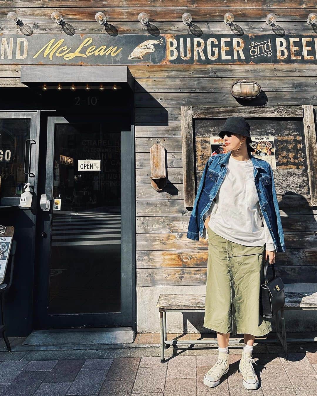 七野李冴さんのインスタグラム写真 - (七野李冴Instagram)「I am model who love hamburger and donuts🙄🍔🍩🖤  ハンバーガーとドーナツが大好きなモデルです←  数年前に訪れた以来ずっとファンの @mclean_burger へ。  なかなか遠いのですが、 何かこの辺りで用事があるたびに ここのハンバーガーが食べられる！ とモチベーションをあげる、そんな場所。  とにかくマンスリーバーガーが魅力的でイタズラなメニューで、私の好奇心をくすぐってくる💘  今回はマンスリーではなく、月曜日限定のマンゴー&パイナップルジャムバーガー！！！  お肉×フルーツが大好きな私には たまらない逸品🫣✨ メニューを見た瞬間、即決でした。  ここの魅力はイタズラなメニューもそうですが、パティの美味しさ。 どんな味付けにも負けないのに主張しすぎないパティが最高なのです。  オニオンリングは今回初めて食べたけど、オニオンリング史上一番美味しかった！  今回は浅草橋でお買い物がメインだったので 動きやすいカジュアルなコーデで。 最近旅先にも持っていくし普段も登場回数が爆上がりしてる @millet_jp のキュロット！  ☑︎軽い ☑︎ストレッチが効いてる ☑︎撥水  文句なしの、カジュアル&旅服。キャンプなんかにもオススメです。  来月のマンスリーバーガーはどんなのかな🥺 行く予定がなくてもInstagramのマンスリーバーガーをチェックしてしまう隠れファン、やってます🍔🤍  #ハンバーガー #ハンバーガー女子 #ハンバーガーショップ #ハンバーガー部 #ハンバーガーランチ #ハンバーガー専門店 #ハンバーガー好き #グルメバーガー #グルメバーガー部 #蔵前カフェ #蔵前ランチ #蔵前グルメ #蔵前カフェ巡り #蔵前さんぽ #蔵前ごはん #hamburgergourmet #kuramae #japanburger #mcleanoldburgerstand #millet_jp #millet_mountain #risaeat」4月11日 12時17分 - risaaxoxo
