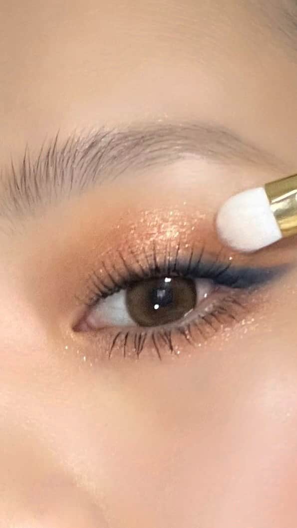 M∙A∙C Cosmetics Japanのインスタグラム：「#MACパールエッセンス のアイパレットを使用して春におすすめのアイメイク3パターンをご紹介🌸ポイントでカラーを効かせてプレイフルな目元に✨  ＜使用製品＞ アイシャドウ × 12: パールエッセンス  Make up by @masam1101  #MACPEARLESCENCE #MACコスメ #限定コスメ #新作コスメ #春メイク」