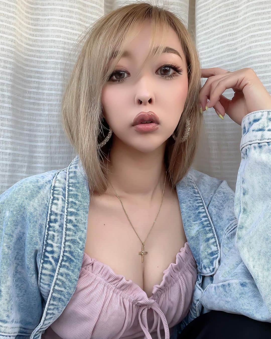 まあーか（まかたん）のインスタグラム：「. 🦋🌸 . #ハイトーン#バレイヤージュ#シャドールーツ#ハイトーンロング#シャツコーデ#セルフィー#カラコン#桜スポット#cherryblossom#🌸#🌼#外国人風カラー#春コーデ#メイク#셀스타그램 #오오티디 #일본 #일상 #패션 #메이크 #셀피 #selfie #zara#shein」