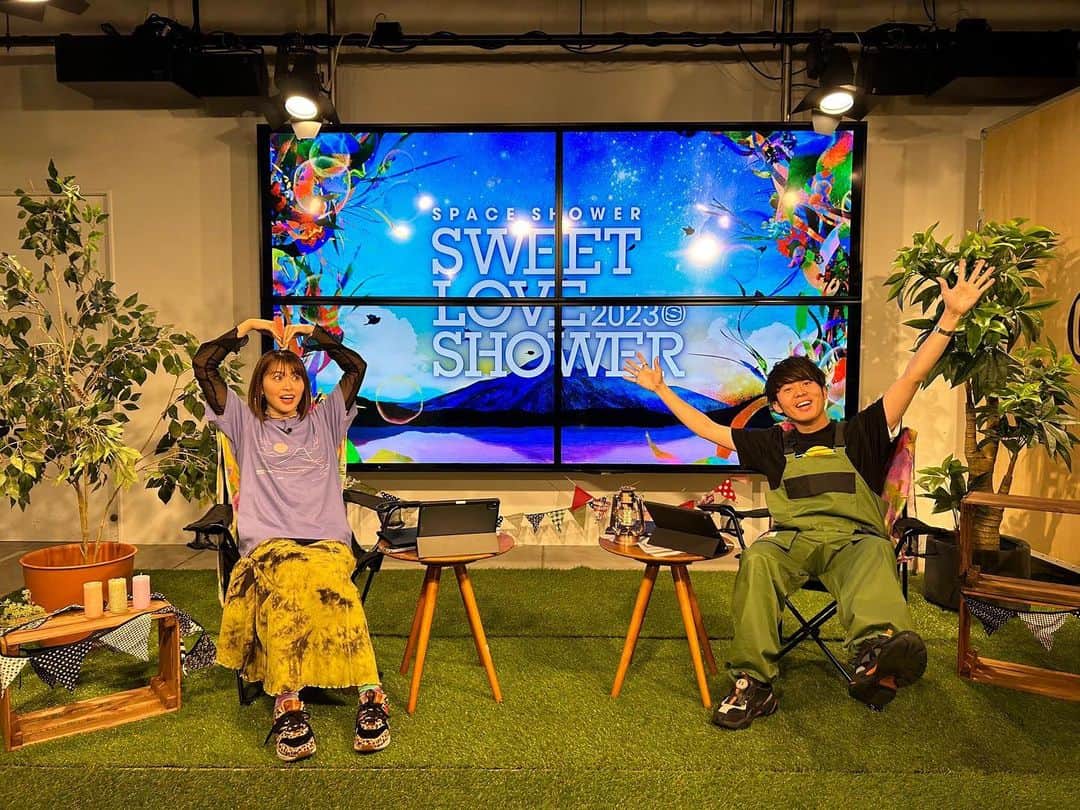 のインスタグラム：「23.04.10. , ／ SWEET LOVE SHOWER 第1弾アーティスト宇宙最速発表！ ＼ . 今年も山中湖で開催する #ラブシャ！ もうすでに楽しみなラインナップ！ まだ半分くらいなんですって！ . 第2弾発表は4月下旬予定。お楽しみに！ . アーカイブ観てね！ 三原さんの新婚生活についても聴いてます。 . https://www.youtube.com/live/xiFYkl__q3U?feature=share」