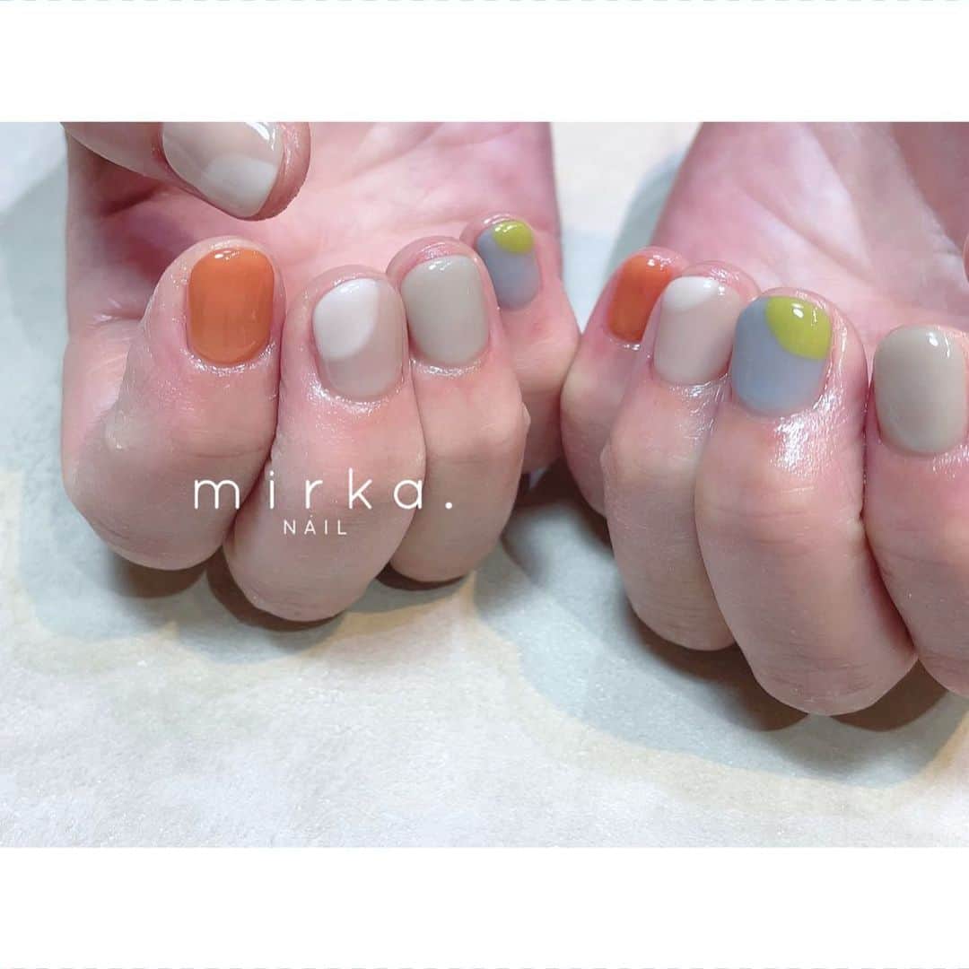 mirka. NAIL(ミルカネイル)のインスタグラム：「⁡ ⁡ ⁡ カラフル 𓅹 ⁡ ⁡ ⁡ ………………………………………………………… ⁡ ご予約、お問い合わせは LINE ID⇒ @mirka.nail (@含む)まで。 ⁡ ご新規様はハイライトの「ご案内」と「ご予約方法」を必ずお読みいただいてからご予約くださいますようお願いいたします。 空き状況や詳細はLINEの投稿からご確認ください。 ⁡ ⁡ ⁡ ⁡ #mirkanail#nails#nail#nailart#naildesign #ショートネイル#ネイルアート#ネイルデザイン#ネイル#大人ネイル#シンプルネイル#オフィスネイル#ニュアンスネイル#ナチュラルネイル#カジュアルネイル#ショートネイルデザイン#美甲#春ネイル#春ネイル2023 #プライベートサロン#プライベートネイルサロン#東京ネイルサロン#東京ネイル#江東区ネイルサロン#森下#清澄白河 ⁡」