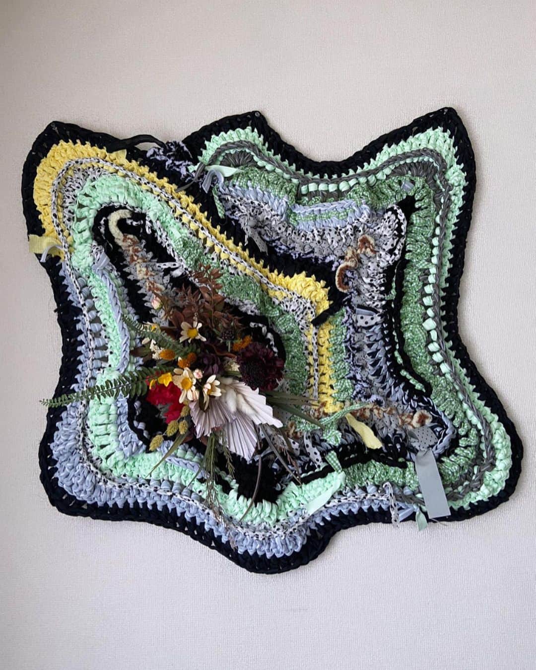 蓮沼千紘さんのインスタグラム写真 - (蓮沼千紘Instagram)「flower&knit 💐🧶tapestry  VEINの香織さんとの コラボレーションタペストリー を数年ぶりに発表します。  プッシュピン等で簡単に壁面に 装着が可能です。 ニットと花という異素材でありながら 有機的な曲線が親和性を持った作品です。 ずーーーーっとみていられます。  タペストリーは全7作品。 サイズも色々なのでラインナップは 会場で対峙してご確認ください。  あー嬉しい。 素敵なものが作れて嬉しい。  香織さんありがとう💓  an/eddy interior work exhibition  会期 4/14-17 open-close 4/14(金曜日)  13：00-17:00　 ⭐︎4/15 (土曜日) 4/16(日曜日) 11:00-18:00 4/17 (月曜日) 11:00-17:00  . 場所 @okappachanhouse   ACCESS 東京おかっぱちゃんハウス/OKP STORE 〒177-0044 東京都練馬区上石神井３−３０−８ okappachanhouse@gmail.com Tel: ０３−６９０４−７６０６​ ​ 西武新宿線 ”上石神井駅”北口より徒歩６分 ​ 上石神井駅までのアクセス ・西武新宿駅から急行で１５分、高田馬場駅から１２分/ ・JR、井の頭線 ”吉祥寺駅”より西武バス ・成増行きに乗り１５−２０分   ＊一般のお客様用駐車場のご用意はありません、 お車でお越しの際は、近隣のコインパーキングをご利用ください。 （イベント主催者用駐車場は敷地内に１台分ご用意があります。） .  #aneddy#aneddyinteriorwork  #aneddyinteriorworkexhibition  #tapestry#knittapestry #knittedtapestry  #knitart#knitwork#knittersgonnaknit #knit #knitting #handwork#flowers」4月11日 12時19分 - knitchihiro