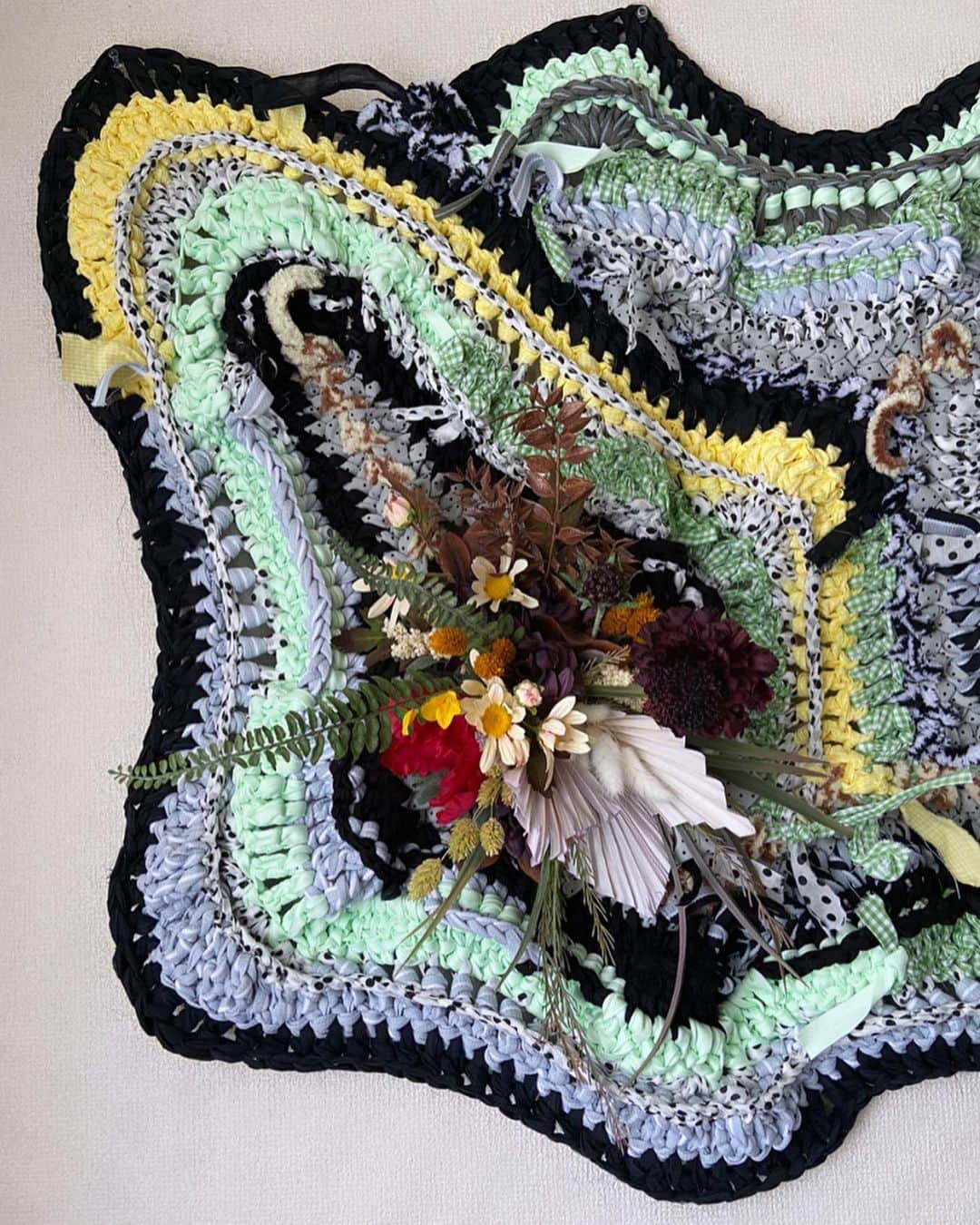 蓮沼千紘さんのインスタグラム写真 - (蓮沼千紘Instagram)「flower&knit 💐🧶tapestry  VEINの香織さんとの コラボレーションタペストリー を数年ぶりに発表します。  プッシュピン等で簡単に壁面に 装着が可能です。 ニットと花という異素材でありながら 有機的な曲線が親和性を持った作品です。 ずーーーーっとみていられます。  タペストリーは全7作品。 サイズも色々なのでラインナップは 会場で対峙してご確認ください。  あー嬉しい。 素敵なものが作れて嬉しい。  香織さんありがとう💓  an/eddy interior work exhibition  会期 4/14-17 open-close 4/14(金曜日)  13：00-17:00　 ⭐︎4/15 (土曜日) 4/16(日曜日) 11:00-18:00 4/17 (月曜日) 11:00-17:00  . 場所 @okappachanhouse   ACCESS 東京おかっぱちゃんハウス/OKP STORE 〒177-0044 東京都練馬区上石神井３−３０−８ okappachanhouse@gmail.com Tel: ０３−６９０４−７６０６​ ​ 西武新宿線 ”上石神井駅”北口より徒歩６分 ​ 上石神井駅までのアクセス ・西武新宿駅から急行で１５分、高田馬場駅から１２分/ ・JR、井の頭線 ”吉祥寺駅”より西武バス ・成増行きに乗り１５−２０分   ＊一般のお客様用駐車場のご用意はありません、 お車でお越しの際は、近隣のコインパーキングをご利用ください。 （イベント主催者用駐車場は敷地内に１台分ご用意があります。） .  #aneddy#aneddyinteriorwork  #aneddyinteriorworkexhibition  #tapestry#knittapestry #knittedtapestry  #knitart#knitwork#knittersgonnaknit #knit #knitting #handwork#flowers」4月11日 12時19分 - knitchihiro