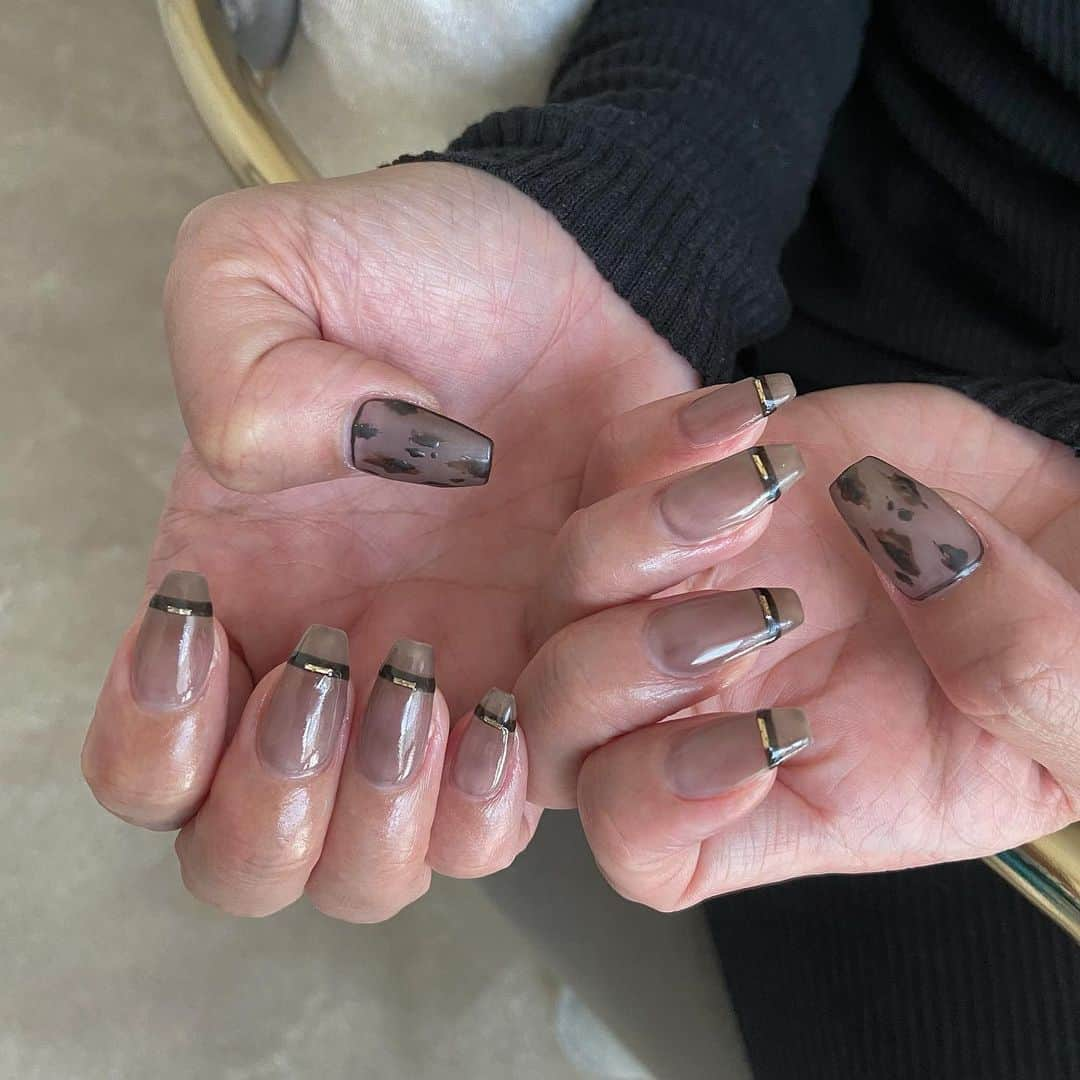 hitomiio93のインスタグラム：「ネイル♡ ブラックみたいなブラウンのシアーな感じが色気たっぷりで好き🥰  #nail#ネイル#ニュアンスネイル」