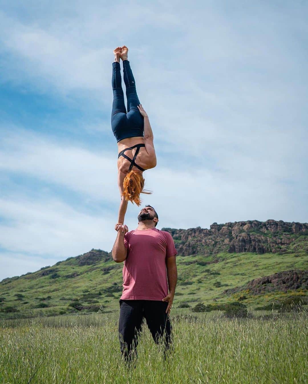 ALO Yogaさんのインスタグラム写真 - (ALO YogaInstagram)「Talk about taking your practice to a whole new level 🙌 Swipe to see @acrowithjon + @itsmichelledawson create acro magic ⚡️」4月11日 12時32分 - aloyoga