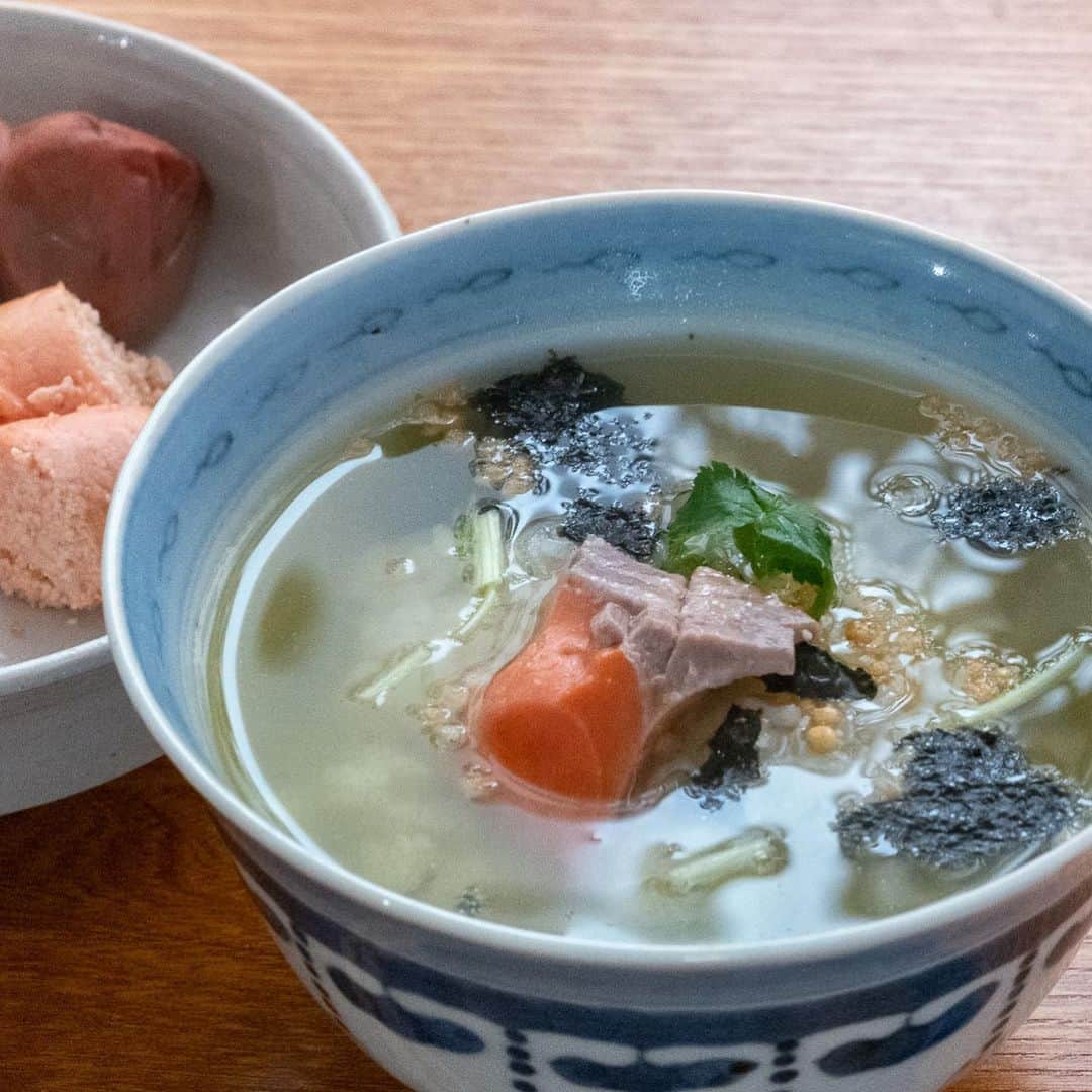 武井義明さんのインスタグラム写真 - (武井義明Instagram)「フードスタイリスト飯島奈美さんのお茶漬けは、緑茶を鍋で軽く煎ったところに、塩を加えた出汁をジュッと注いで「出汁茶」をつくるところから始まります。そのおいしいこと！　詳しい作り方は「ほぼ日」の「飯島奈美 LIFE」のコンテンツでどうぞ。  Shizuoka, where I am from, is famous for its green tea. Since I was a child, I have always enjoyed green tea not only as a regular drink, but also as a side dish with leftover white rice. People from other regions are surprised to hear that it is just rice and tea. But it is bitter, smooth, and delicious. But after I learned about Nami Iijima's recipe, this is the only way to make ochazuke. I was surprised at the idea of brewing tea with dashi!」4月11日 12時34分 - bebechef