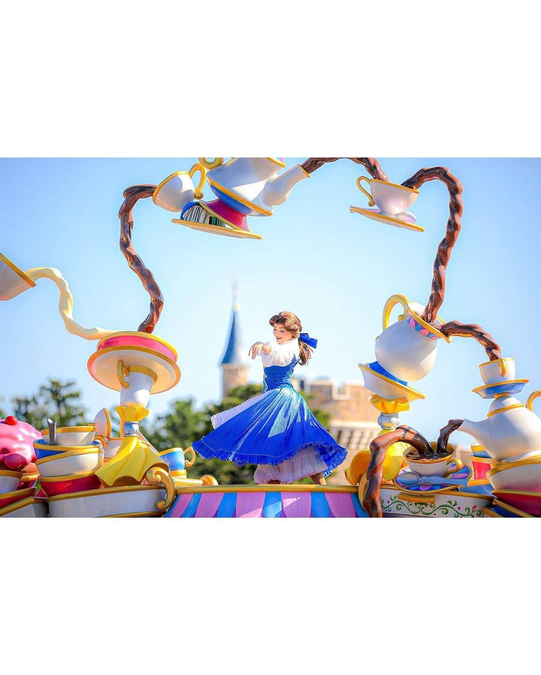 朝風れいさんのインスタグラム写真 - (朝風れいInstagram)「💙💛🌈🦄💛💙  🎉 𝔻𝕣𝕖𝕒𝕞𝕚𝕟𝕘 𝕌𝕡！🎉  今朝テレビで40周年パレードの 〝ディズニー・ハーモニー・イン・カラー〟 を見ました🥹💖💗💜💙💚💛🧡❤💗💖  …とか言って、終わってしまったドリーミングアップをアップしてるんだけどね😂  横一列意識で今日まで😅w  一昨日は旧フェイスでしたが、今日は今のお顔 ☺︎  それにしても、今日はお天気良くて暖かい☀️水分補給お忘れなく🫠  #dreamingup #ドリーミングアップ  #40周年 #おめでとう #ディズニー40周年  #tdr #tdl #disneyland #disney #land #東京ディズニーランド #ディズニーランド  #ilovedisney #disneygram#disneyinsta #canon #eos5dmarkiv #eos5dmark4  #ディズニーカメラ隊」4月11日 12時36分 - rei.wd