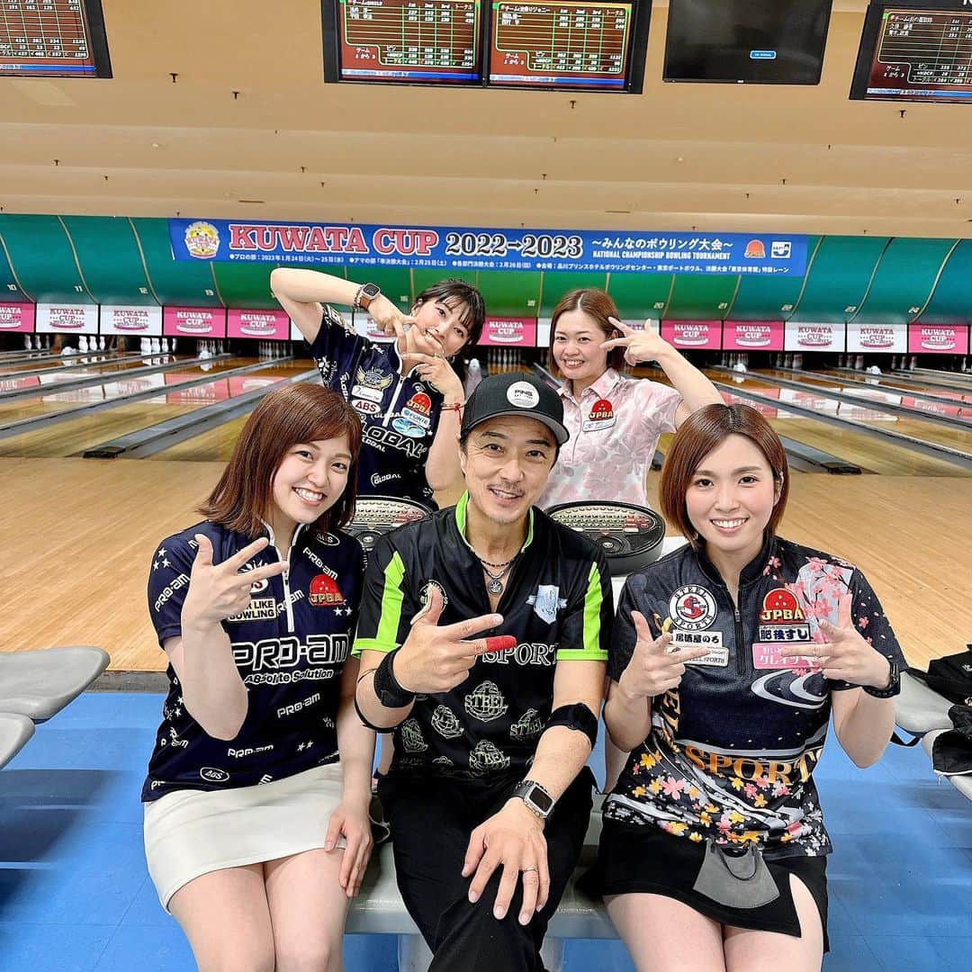 黒田アーサーのインスタグラム：「昨日の花きゃべつリーグです😊✌️  参加プロは  💕名和秋プロ 💕小林よしみプロ 💕飯田菜々プロ 💕三上彩奈プロでした！  皆さんボウリングやってますか？ 東京ポートボウルでボウリング楽しんで欲しいです！😉👍  #東京ポートボウル #花きゃべつリーグ#ポート公式アンバサダー #黒田アーサー」